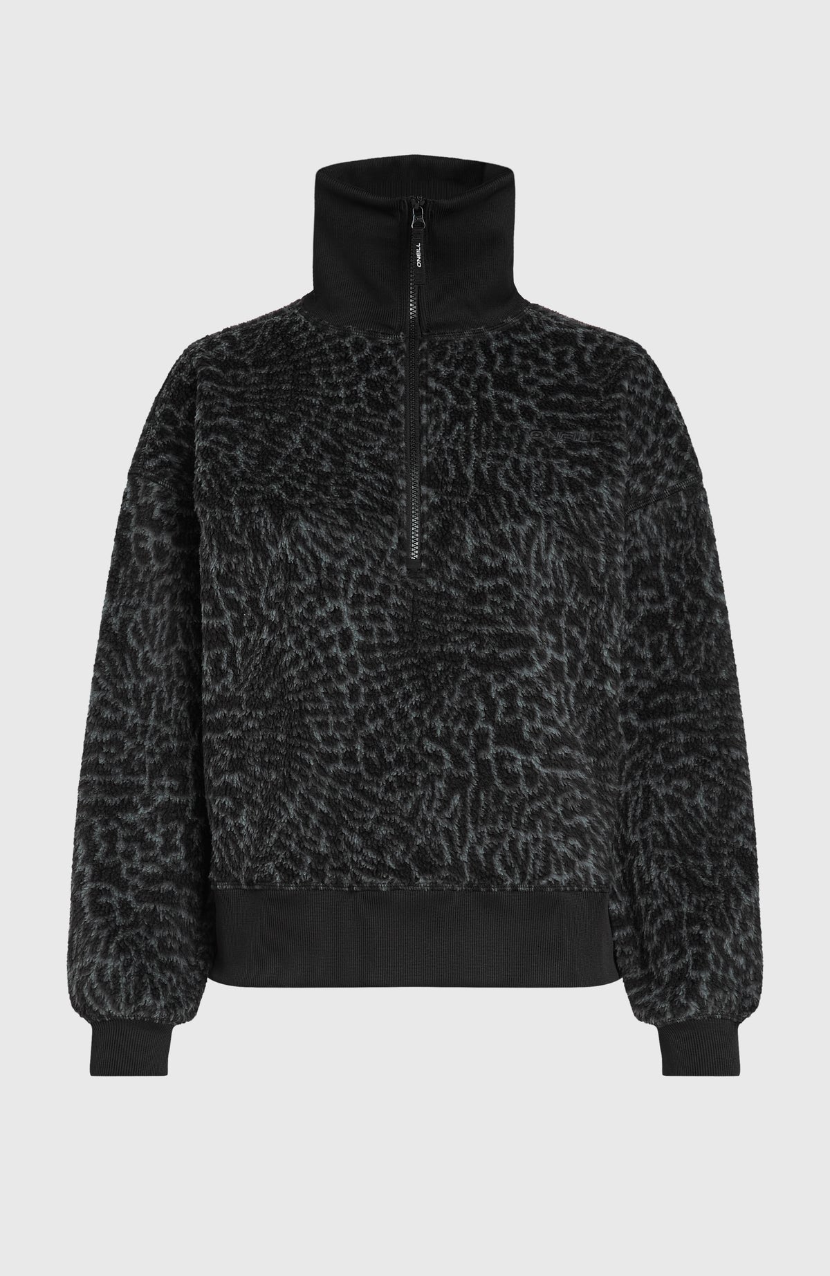 Must-Have Fleecepullover für Damen, schwarz mit Tiermuster in Grau, freigestellt von vorne mit Stehkragen
