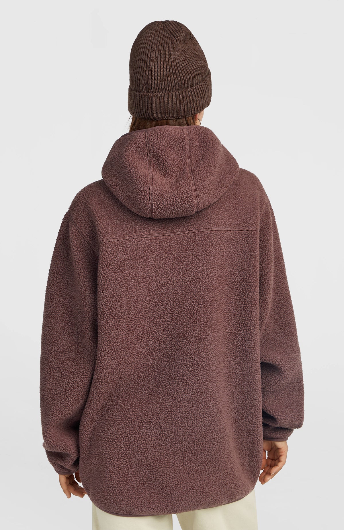 Must-Have Long Fleecejacke für Damen in Lila, getragen am Model, Rückansicht mit Kapuze und horizontaler Naht