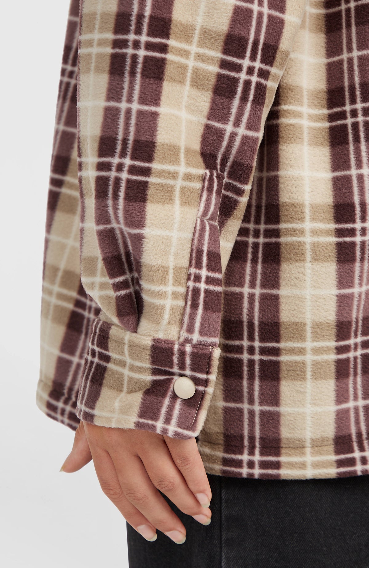 O'Riginals Superfleece Hemd, grau mit Karomuster in Beige und Braun, Nahaufnahme der Ärmelmanschette