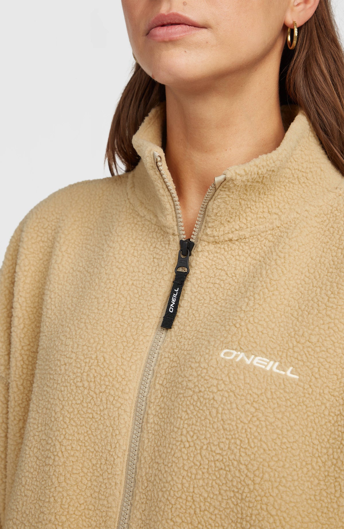 Flauschige Must-Have Fleecejacke für Damen, beige, Nahaufnahme von Stehkragen und Reißverschluss mit Logo-Anhänger