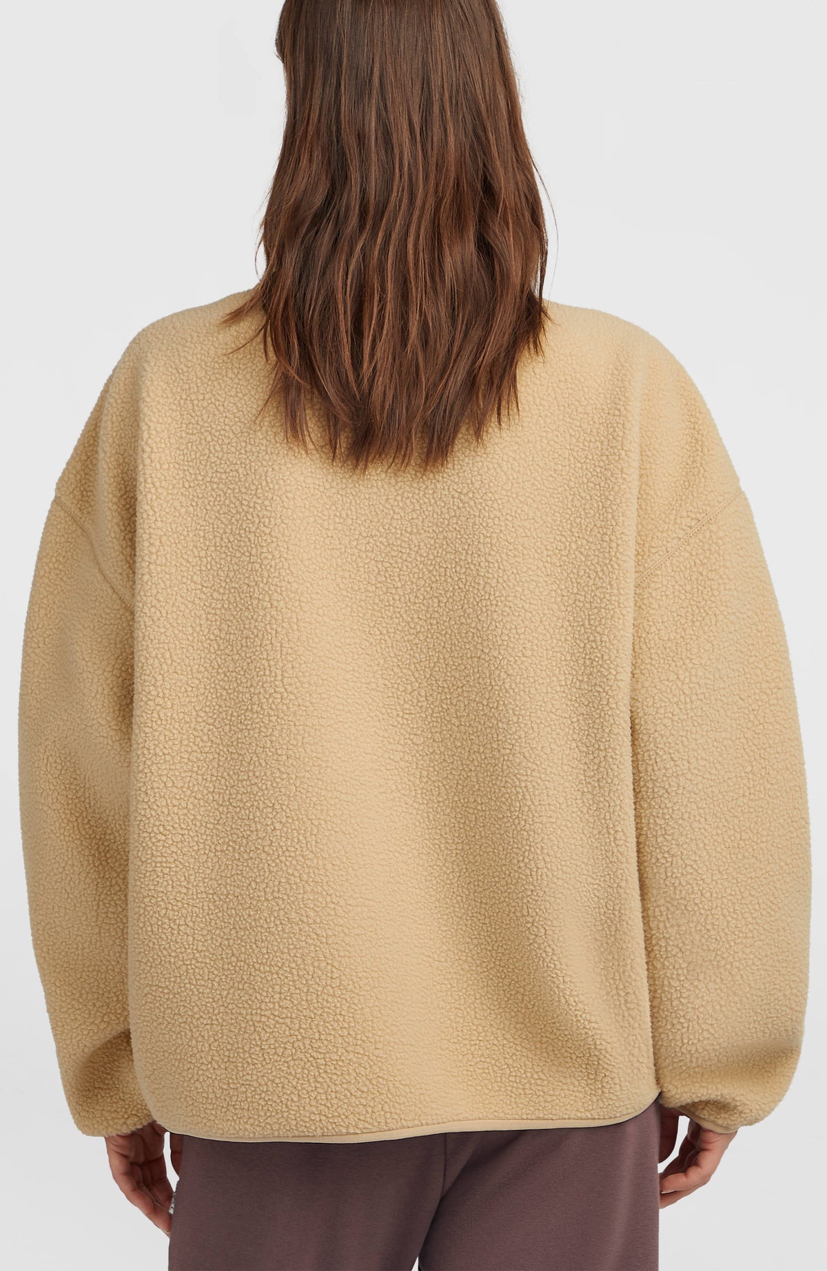 Flauschige Must-Have Fleecejacke für Damen, beige, Rückansicht getragen am Model mit elastischem Saumabschluss