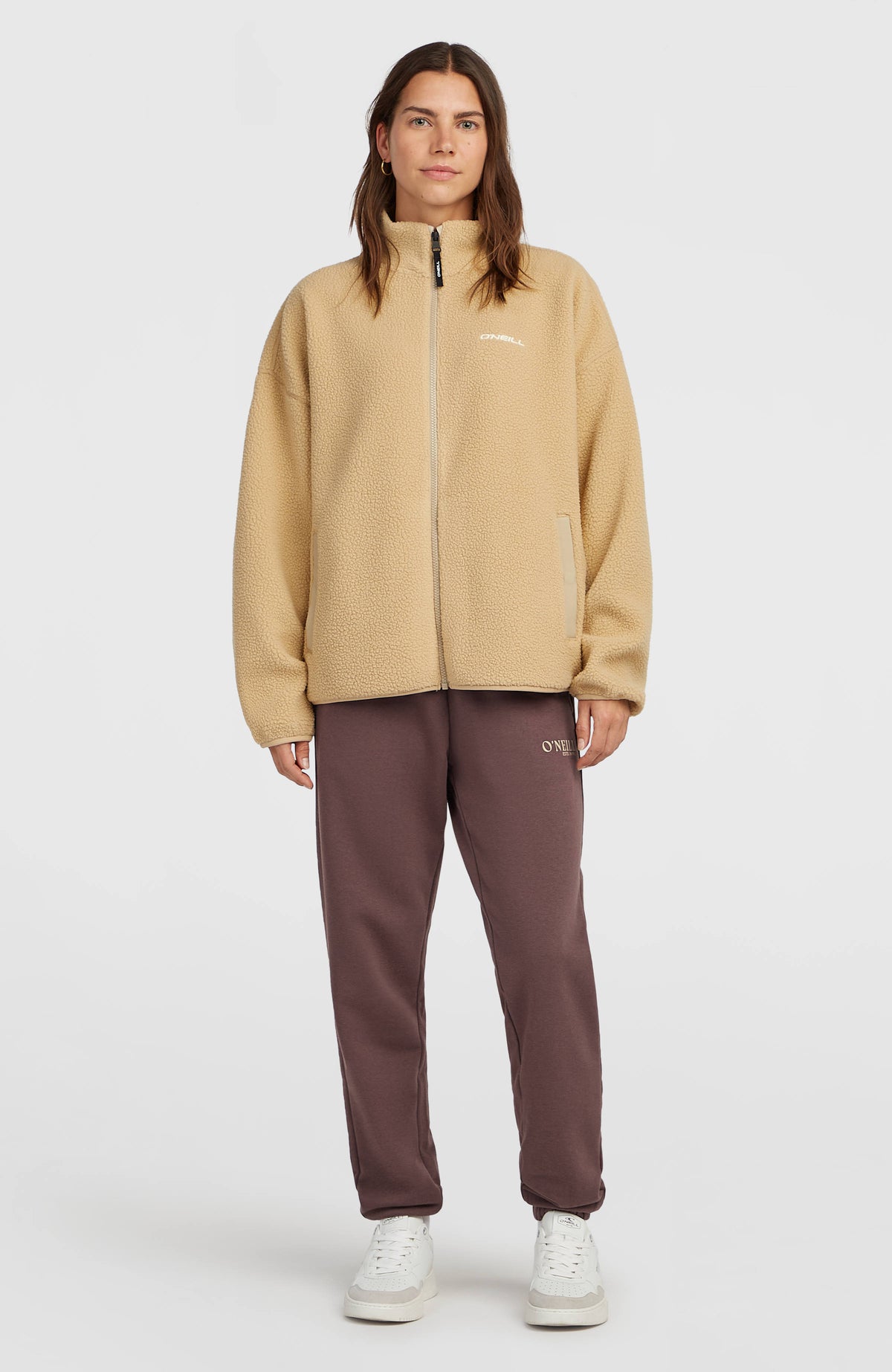 Flauschige Must-Have Fleecejacke für Damen, beige, frontale Gesamtansicht von vorne getragen am Model