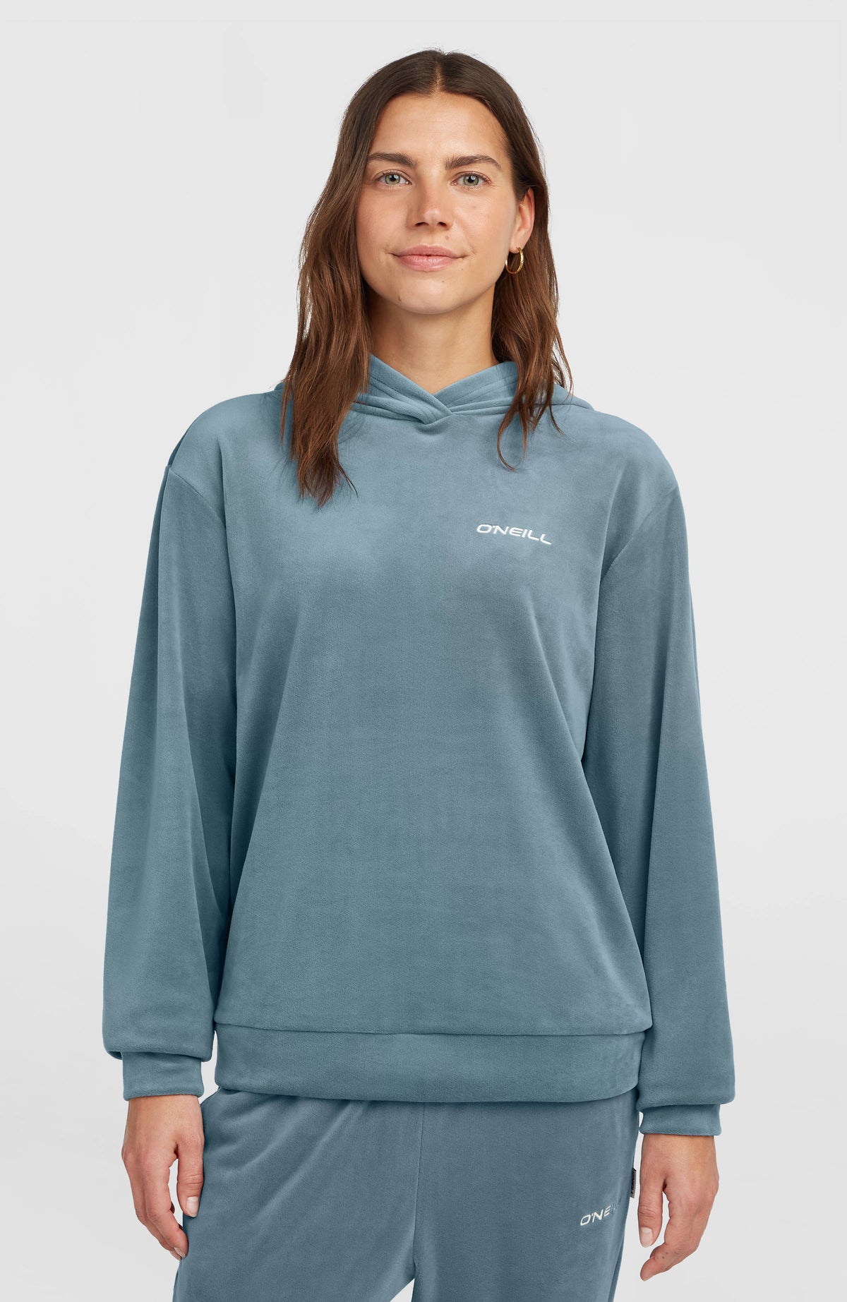 O'Neill FWC'Cruz Velour Hoodie für Damen, blau, Vorderansicht am Model mit kleinem Logo-Print auf der Brust