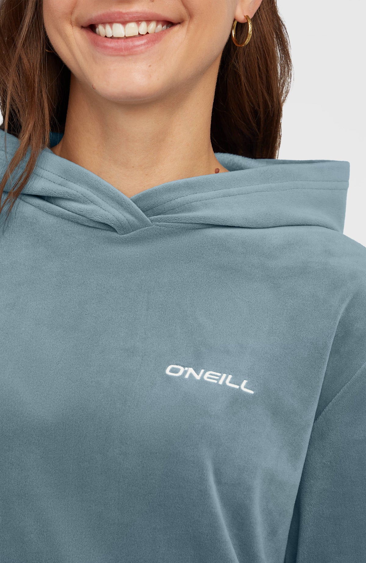 FWC'Cruz Velour Hoodie, blau, Nahaufnahme von Ausschnitt, Kapuze und Logo-Print auf der Brust am Model
