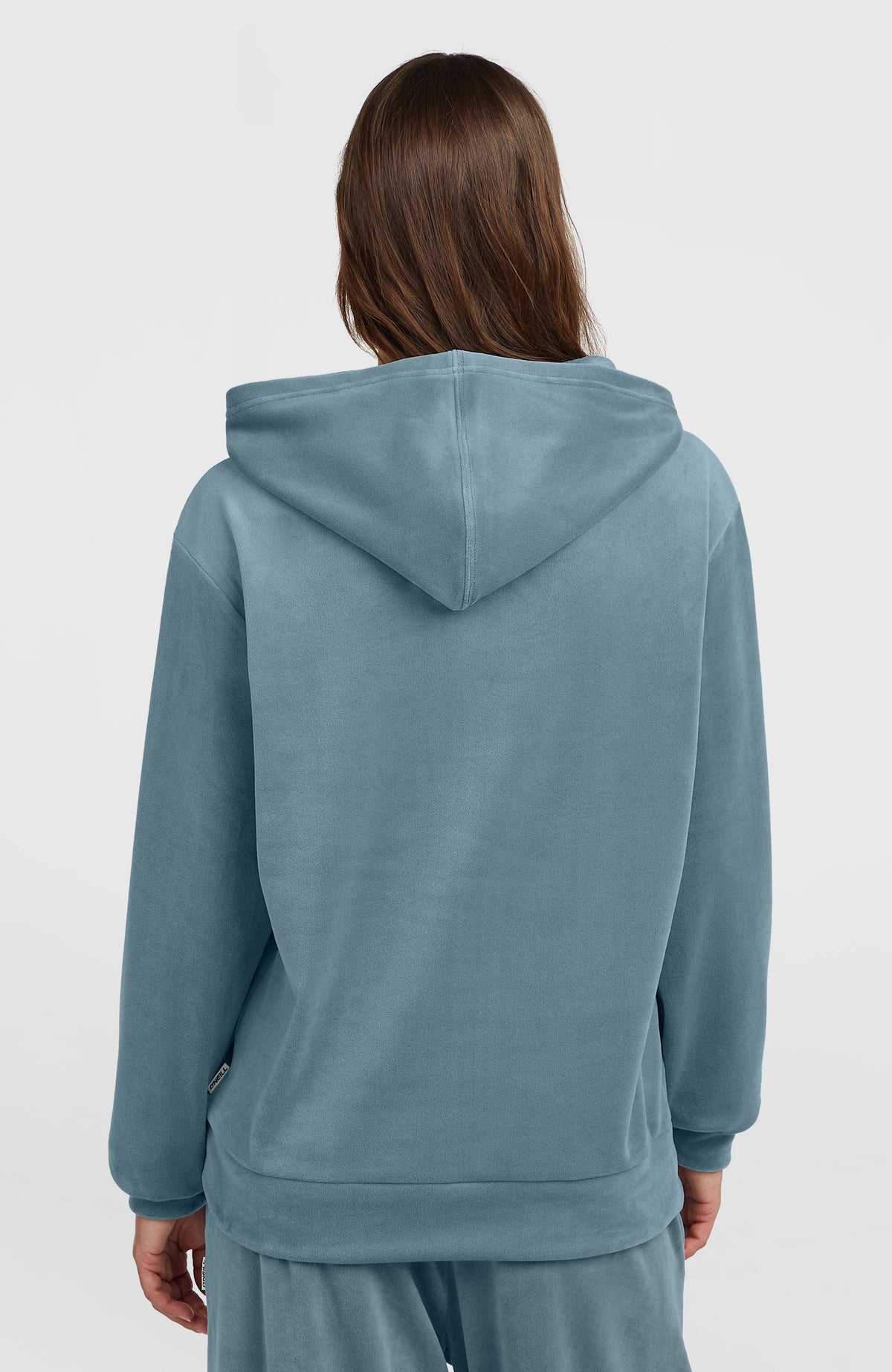 FWC'Cruz Velour Hoodie für Damen, blau, Rückansicht am Model mit Kapuze und dezentem Label-Tag am Saum