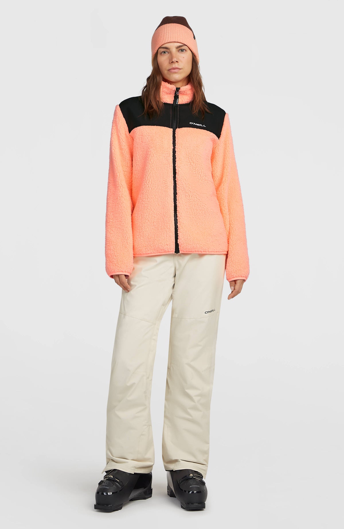 FWC'Cruz Fuzzy Fleecejacke für Damen, orange, getragen am Model in Ganzkörperansicht