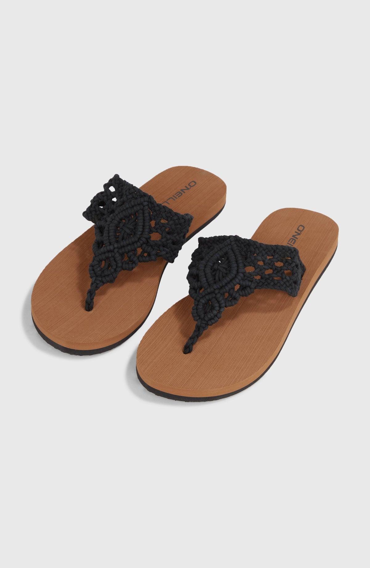 O'Neill Ditsy Crochet Sandalen für Damen, schwarz mit braunem Fußbett, freigestellt von schräg oben