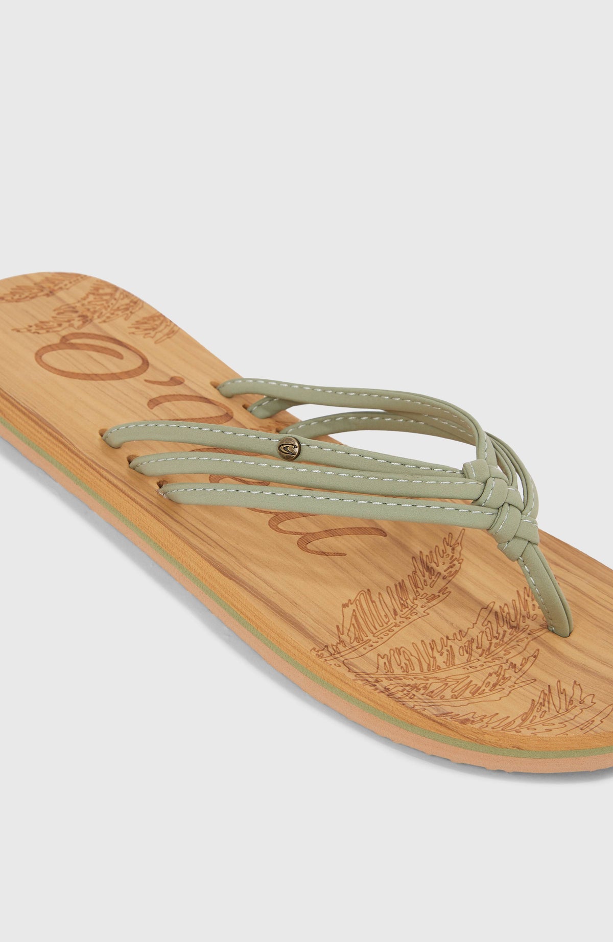 Ditsy Sandalen für Damen, grün, Nahaufnahme der mehrfachen Riemen mit kleinem Logo-Pin am Zehentrenner
