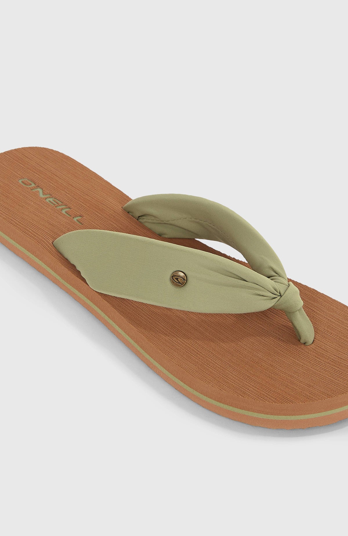 Ditsy Sun Sandalen für Damen, grün, Nahaufnahme des Riemens mit Logo-Pin