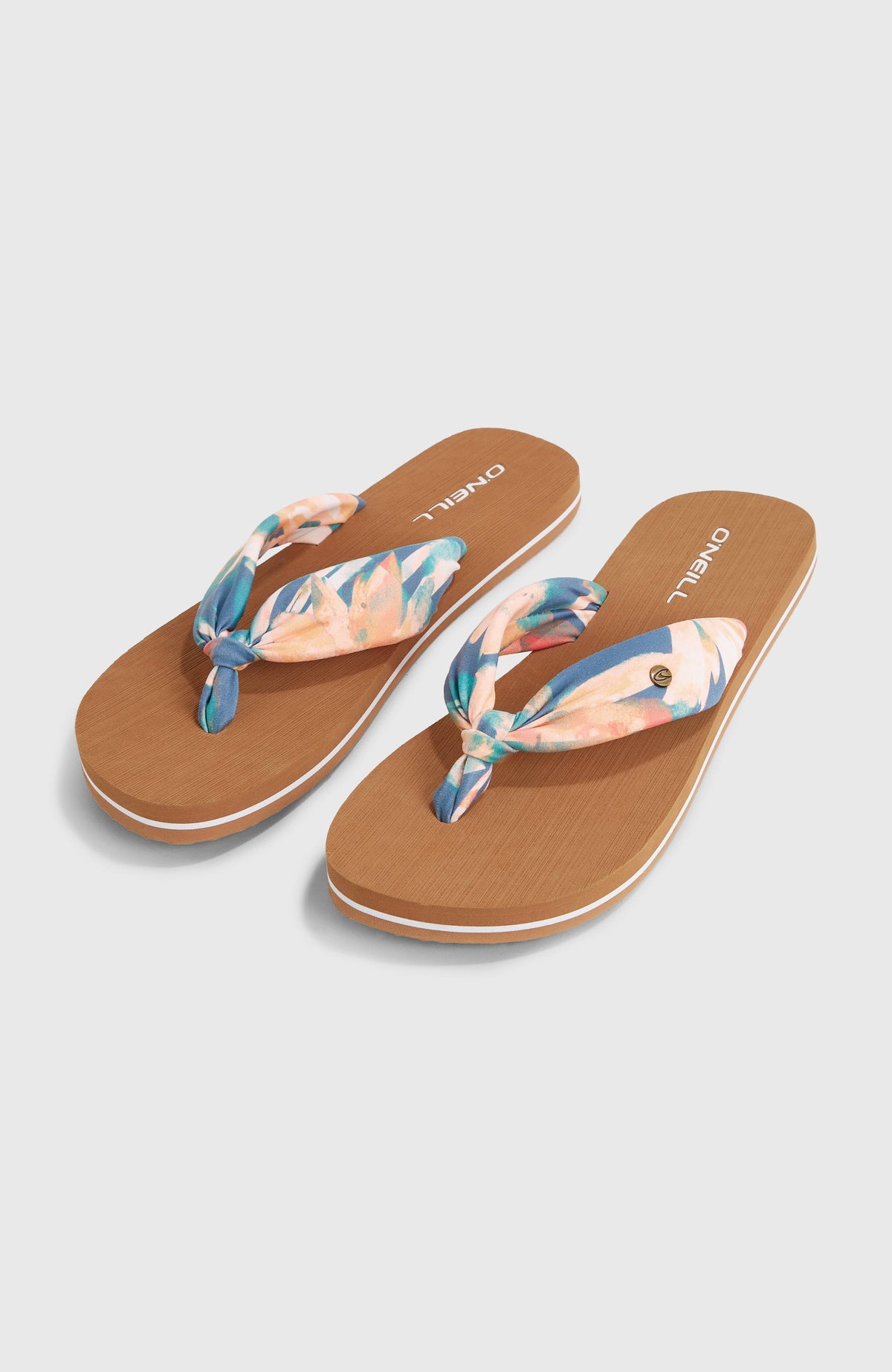 O'Neill Ditsy Sun Sandalen für Damen, blau mit Tropenmuster in Rosa und Türkis, freigestellt von schräg oben