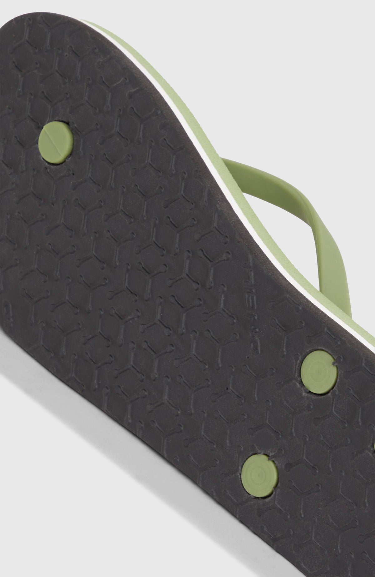 Nahaufnahme der Unterseite der grünen Profile Graphic Sandalen mit profilierter dunkler Laufsohle