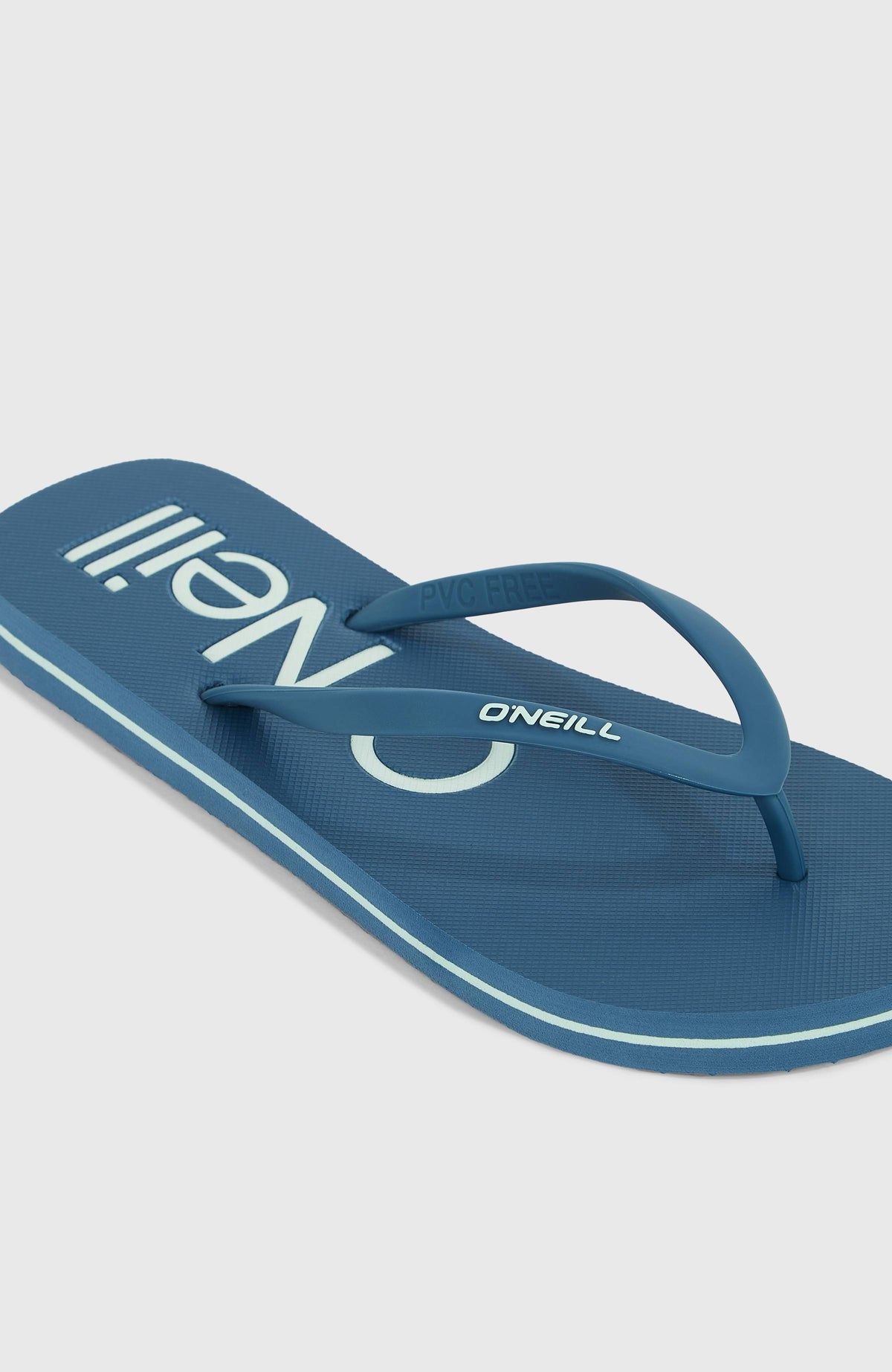 Profile Logo Sandalen für Damen, blau, Nahaufnahme von Zehensteg, Riemen und Fußbett mit Logo-Print in Hellblau