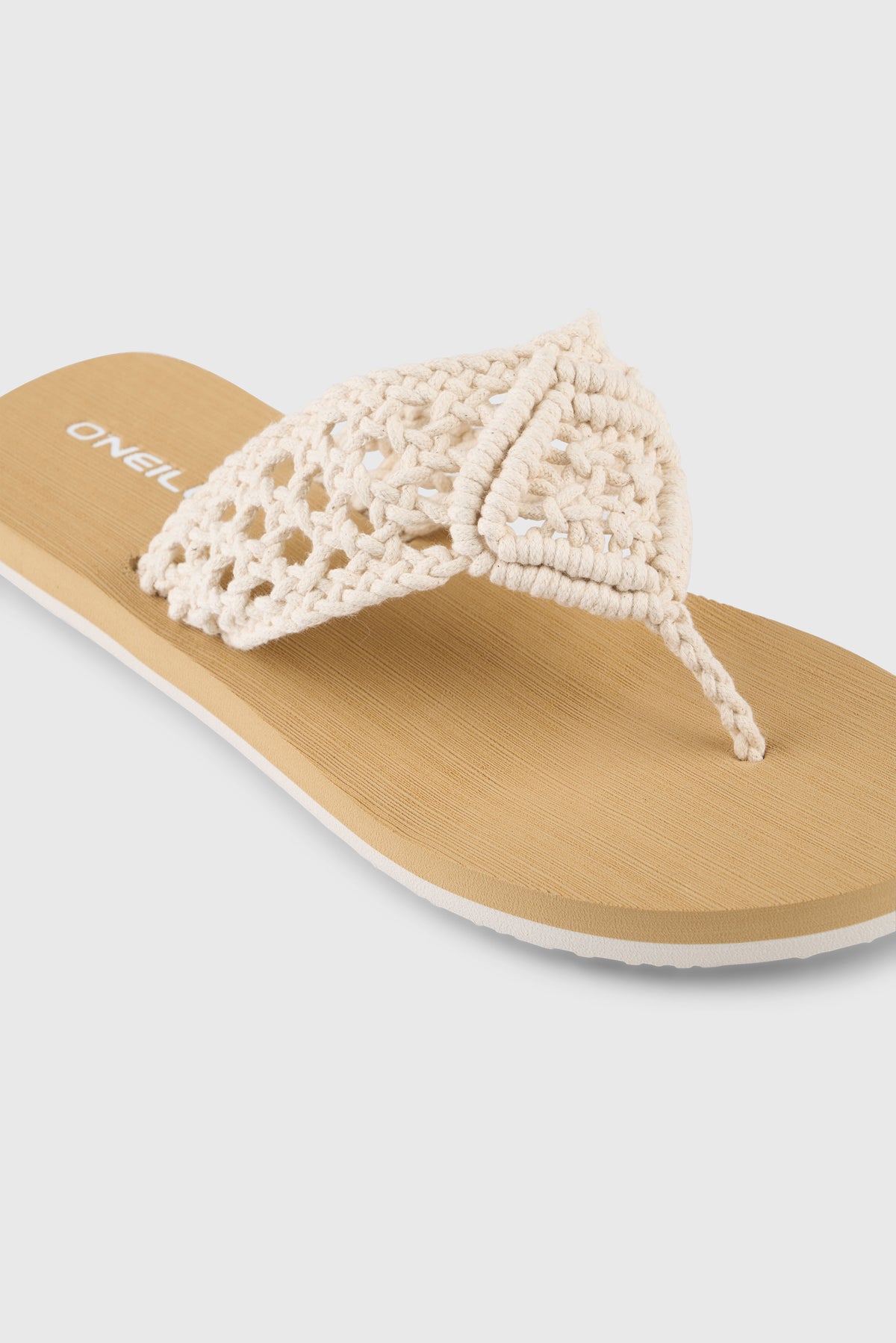 Weiße Ditsy Crochet Sandalen für Damen, Nahaufnahme des breiten Riemens in Häkeloptik von schräg oben