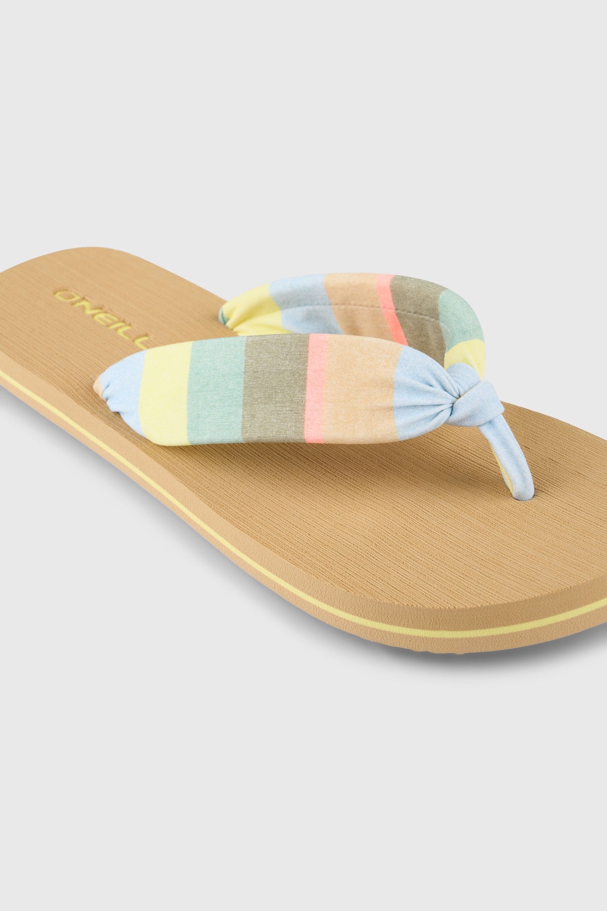 Ditsy Sun Sandalen für Damen, gelb mit Streifenmuster in Blau und Rosa, Nahaufnahme von Riemen und Zehensteg