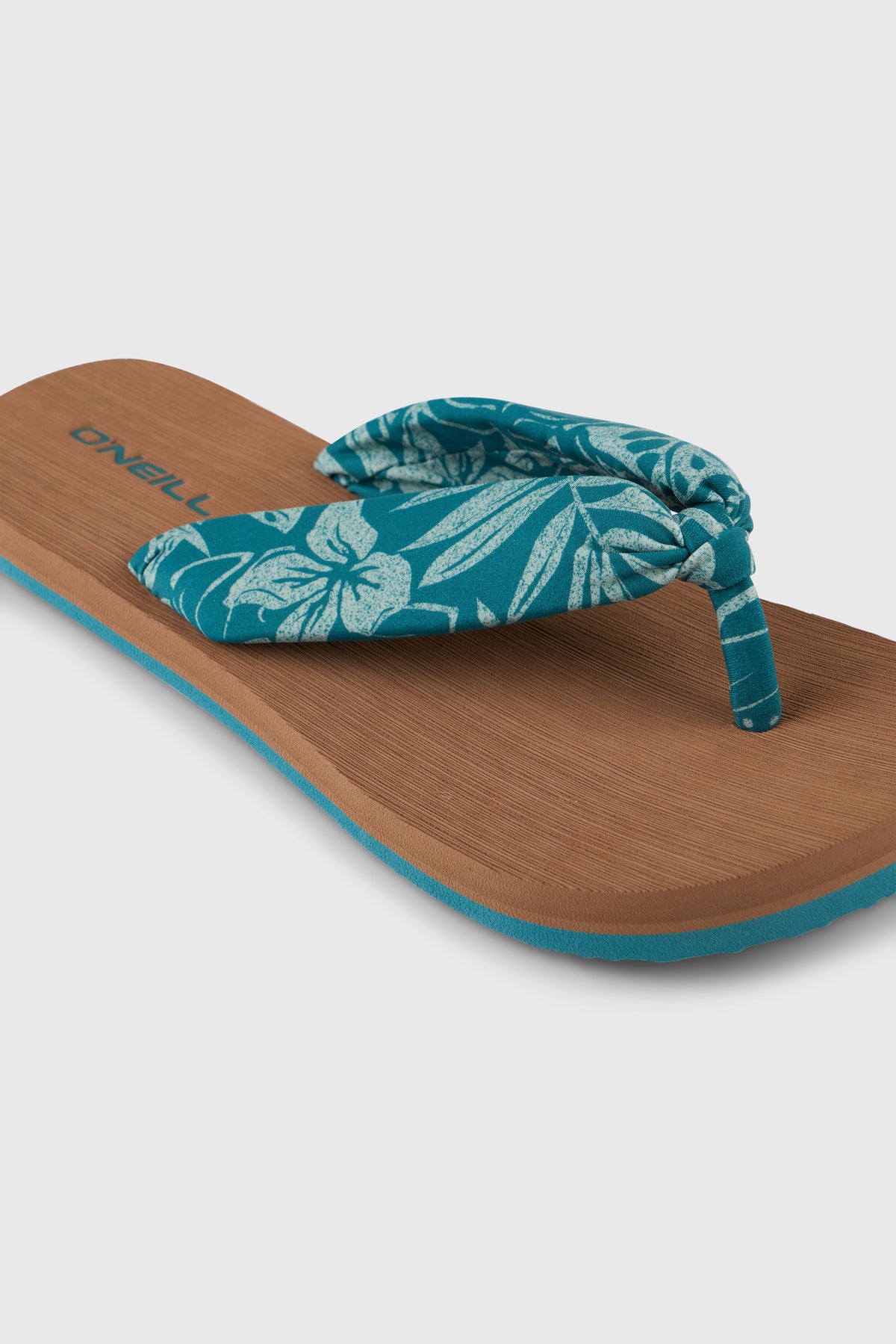Ditsy Sun Sandalen für Damen, grün mit Blumenmuster in Weiß, Nahaufnahme von Stoffriemen und Zehensteg
