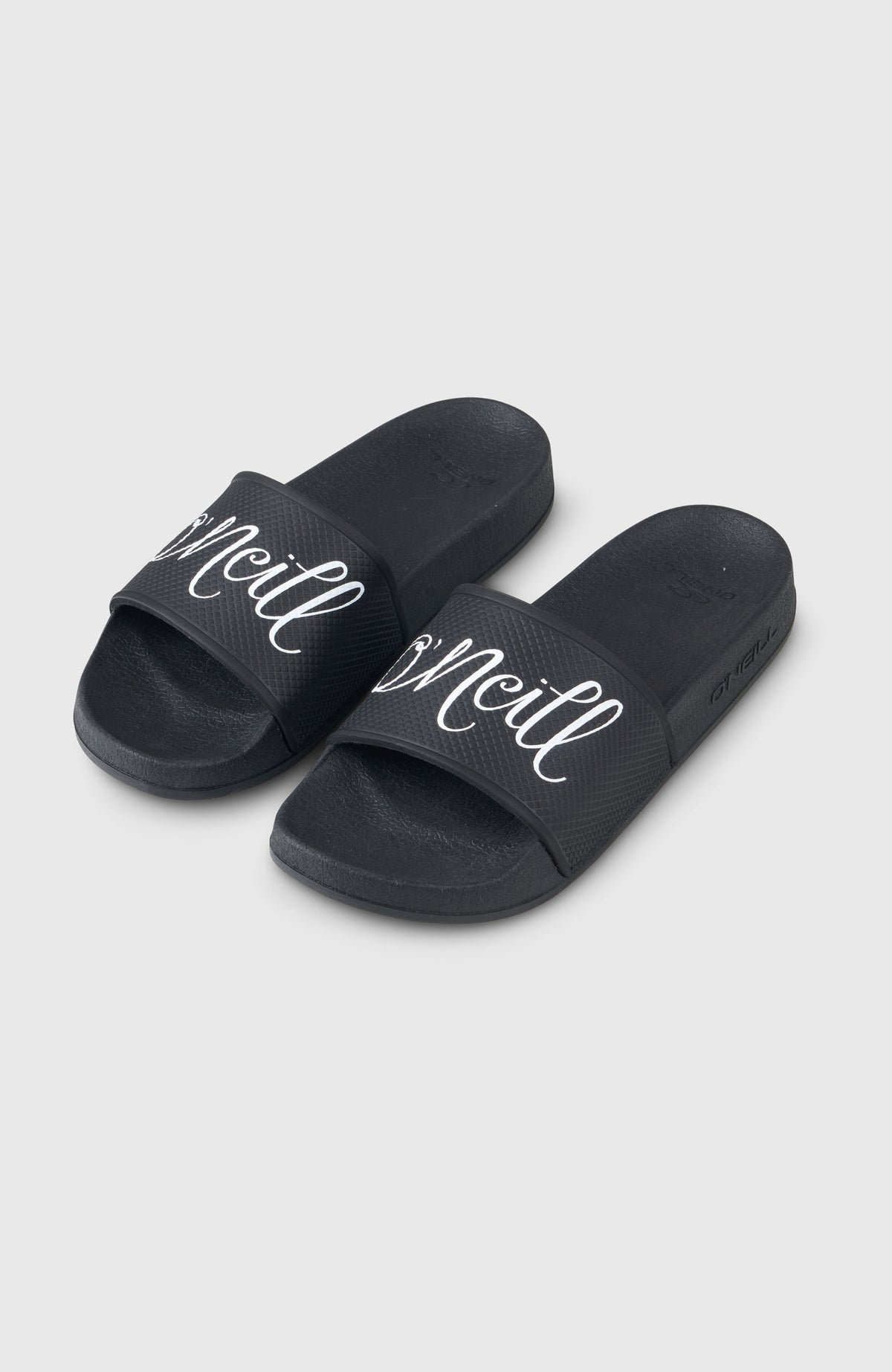 O'Neill Script Slides für Damen, schwarz mit Logo-Print in Weiß, freigestellt von schräg oben