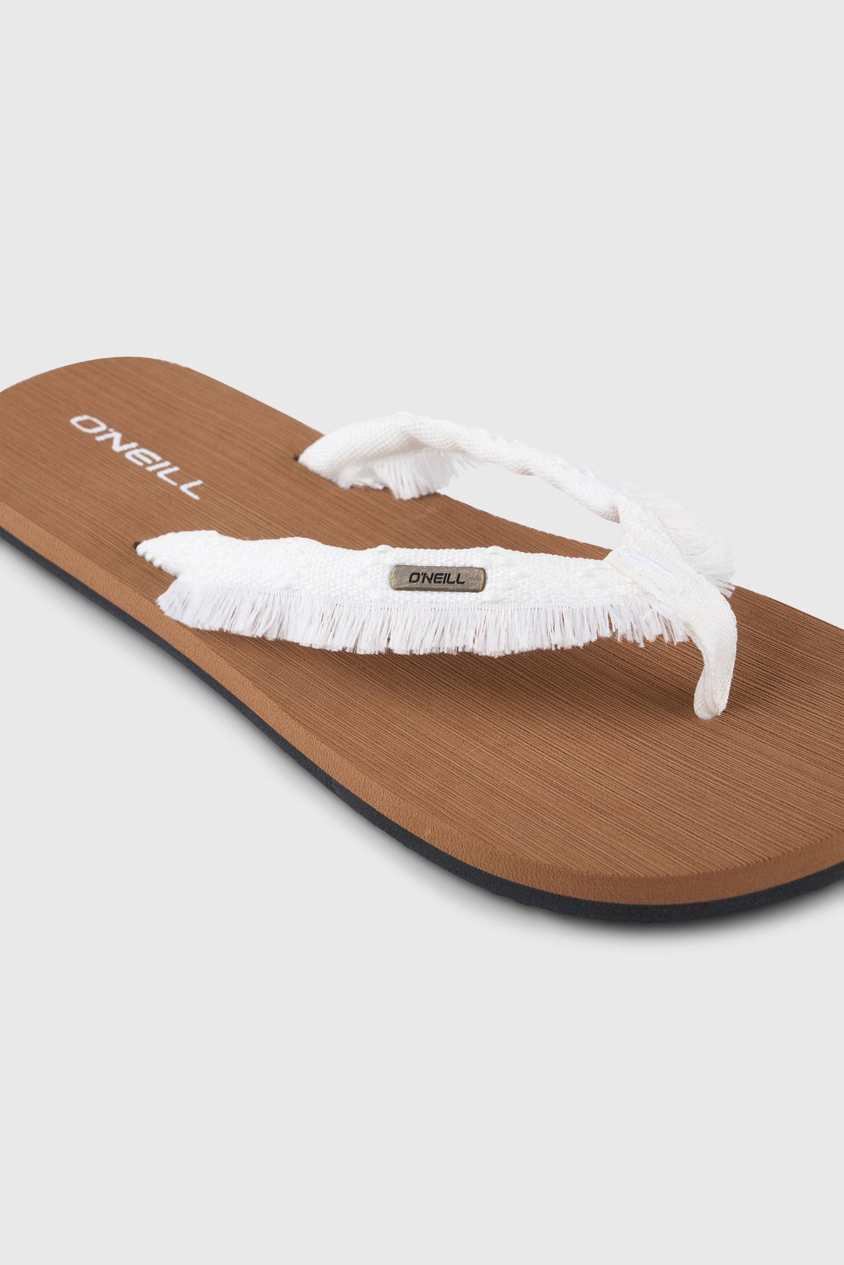 Ditsy Jacquard Sandalen für Damen, weiß, Nahaufnahme des Riemens mit Fransen und Logo-Badge
