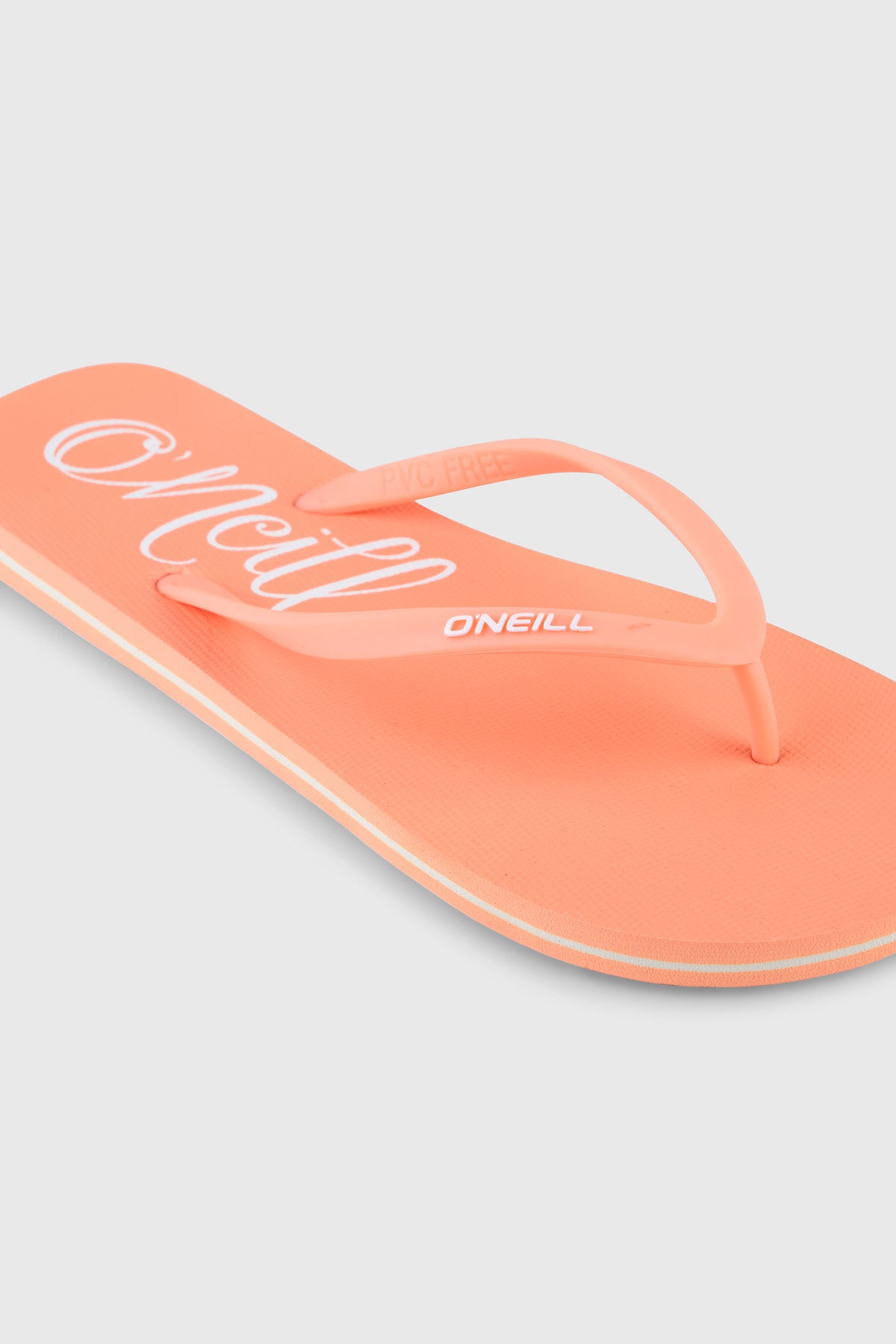Nahaufnahme der orangen Profile Logo Sandalen, Riemen mit Logo-Schriftzug und Zehensteg