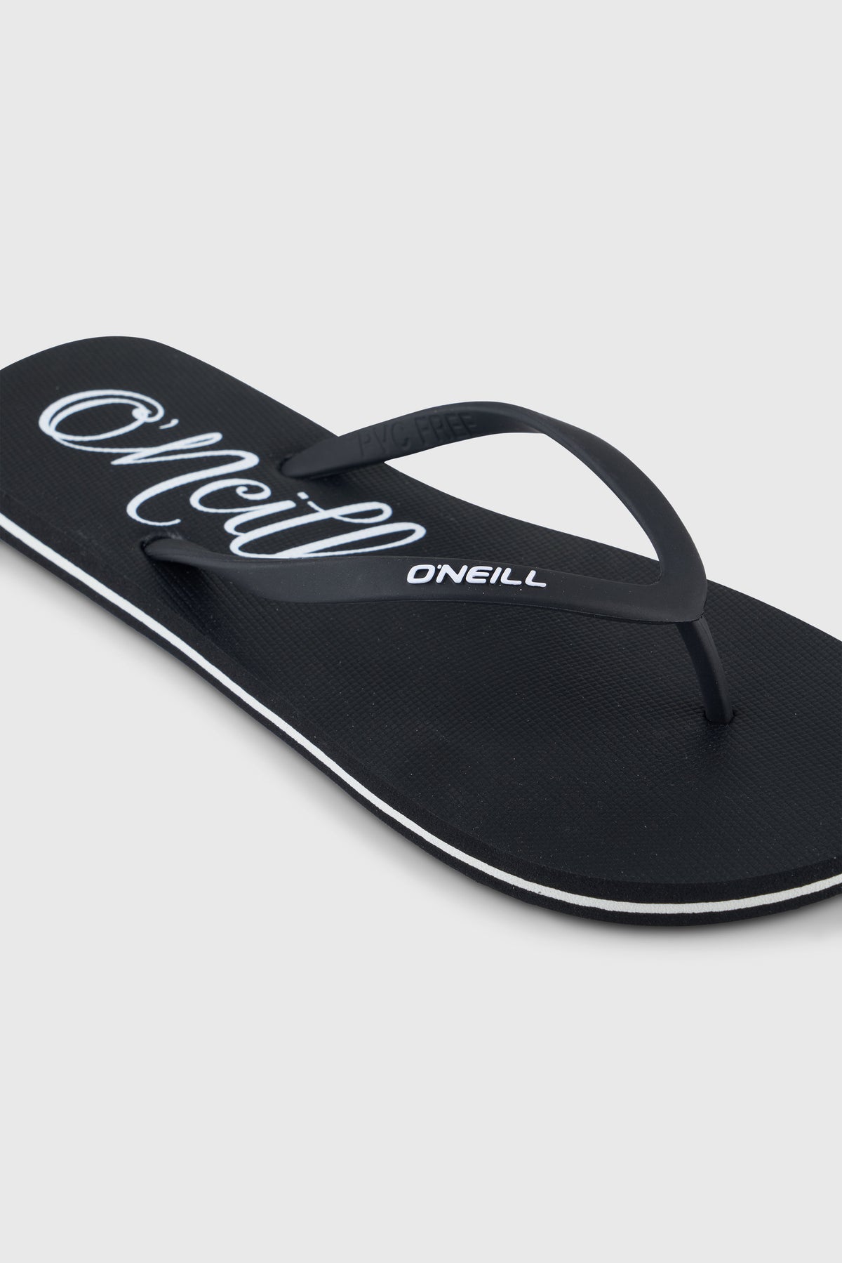 Nahaufnahme von Riemen und Fußbett der schwarzen Profile Logo Sandalen für Damen, mit weißem Logo-Print
