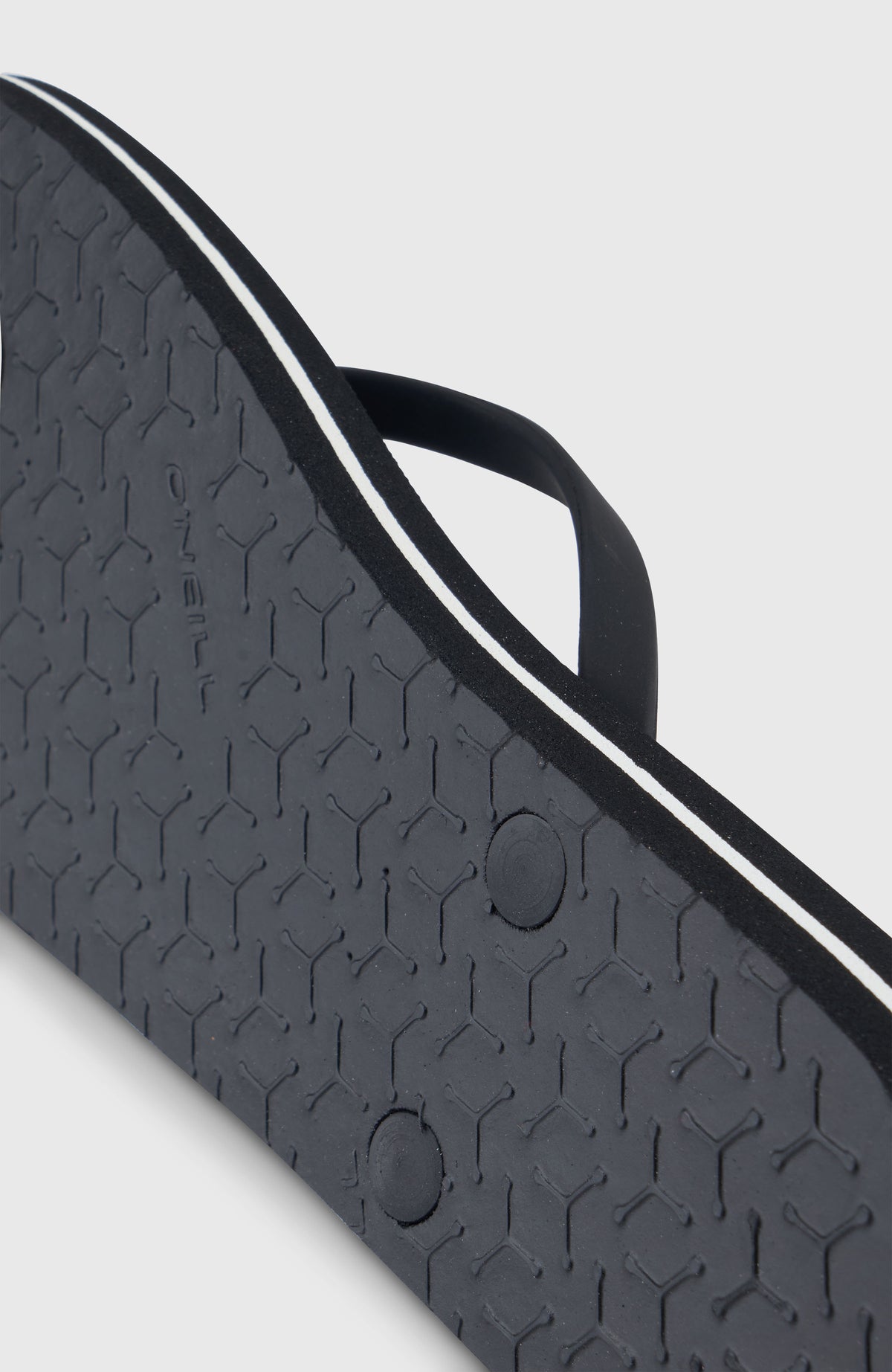 Nahaufnahme der profilierten Laufsohle der schwarzen Profile Logo Sandalen für Damen