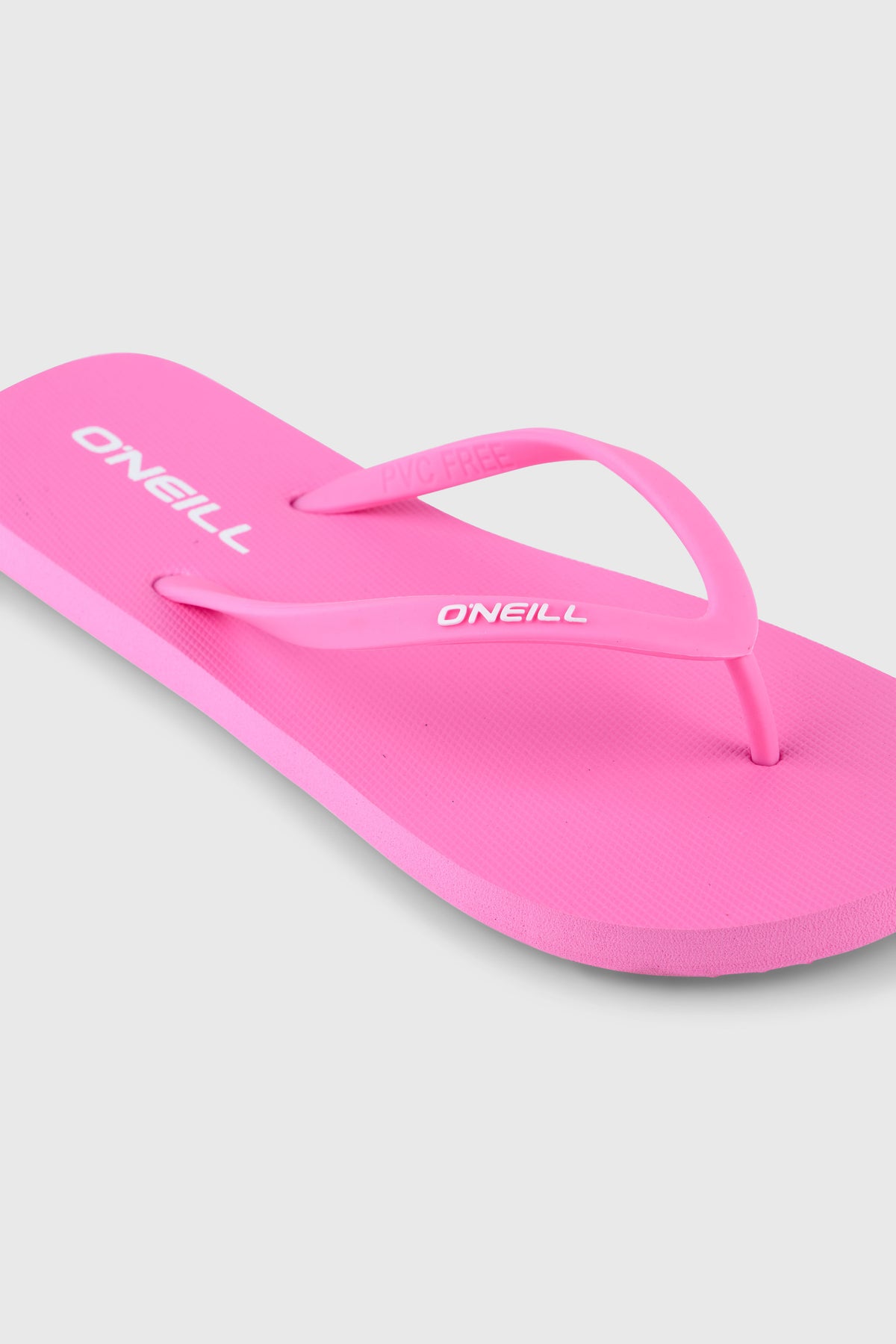Nahaufnahme der lila Profile Small Logo Sandalen für Damen mit Logo-Schriftzug auf dem Riemen