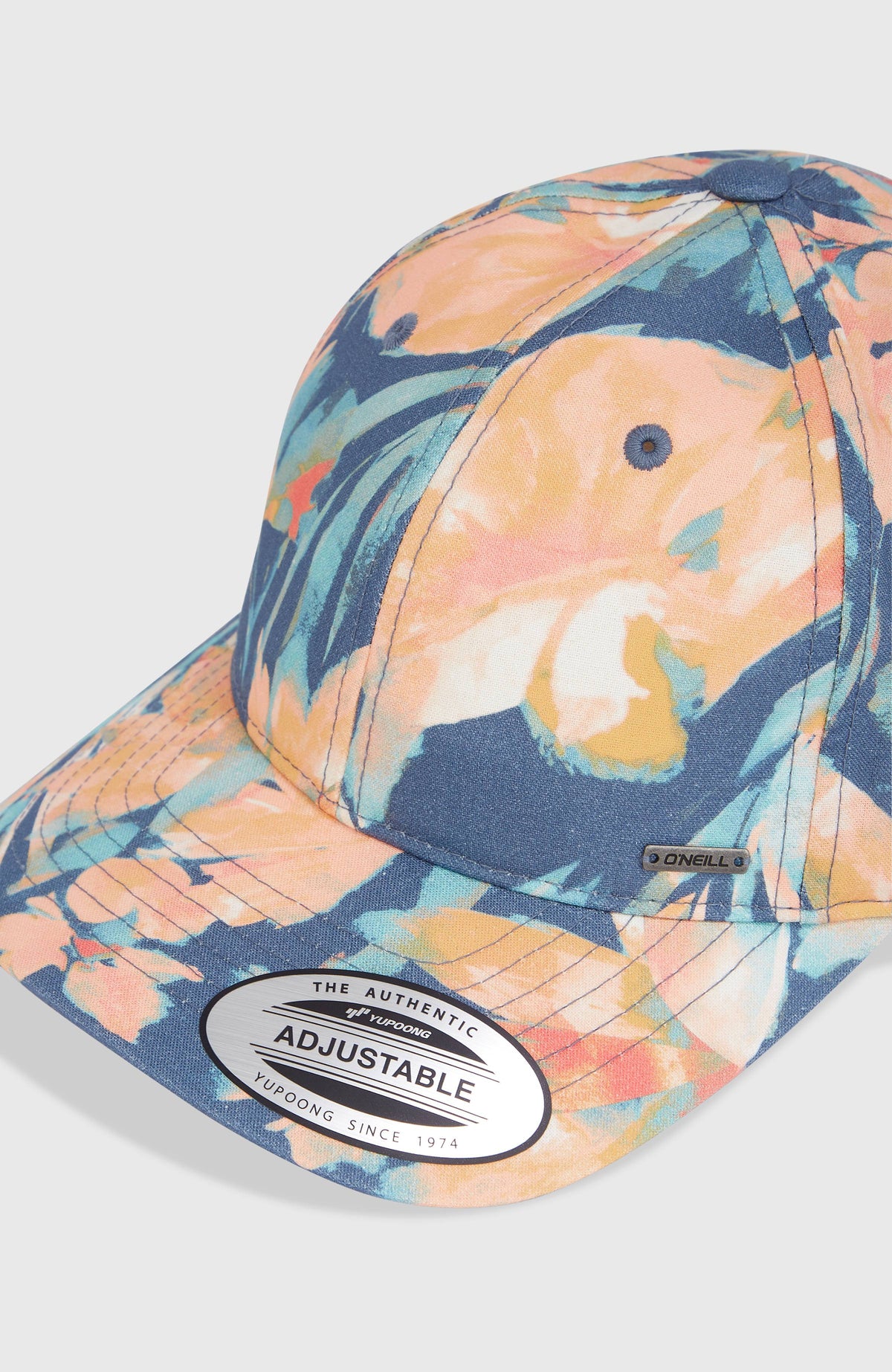 Nahaufnahme der blauen Seacoast Cap mit Tropenmuster in Orange und Türkis, Schirm mit Logo-Badge