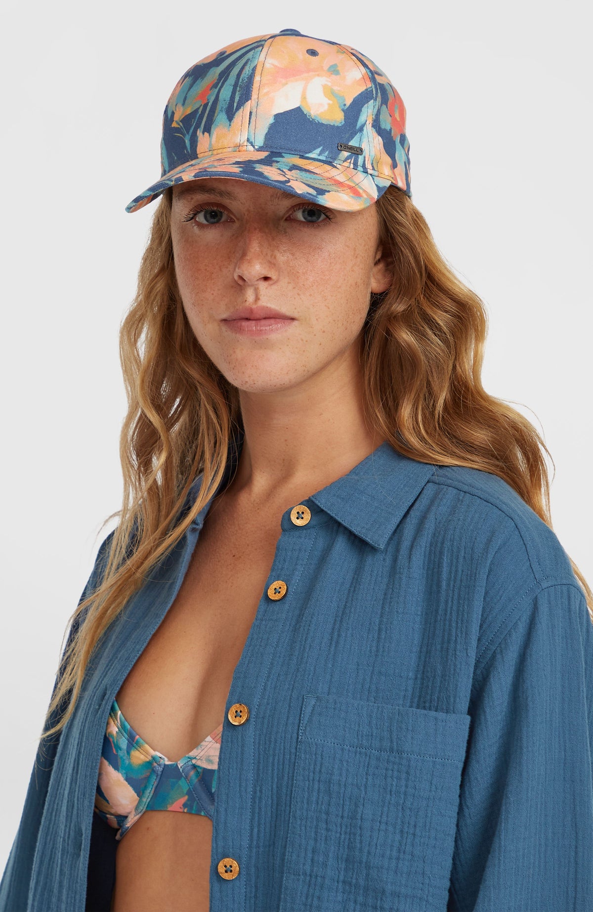 Seacoast Cap für Damen, blau mit Tropenmuster in Orange und Türkis, getragen am Model