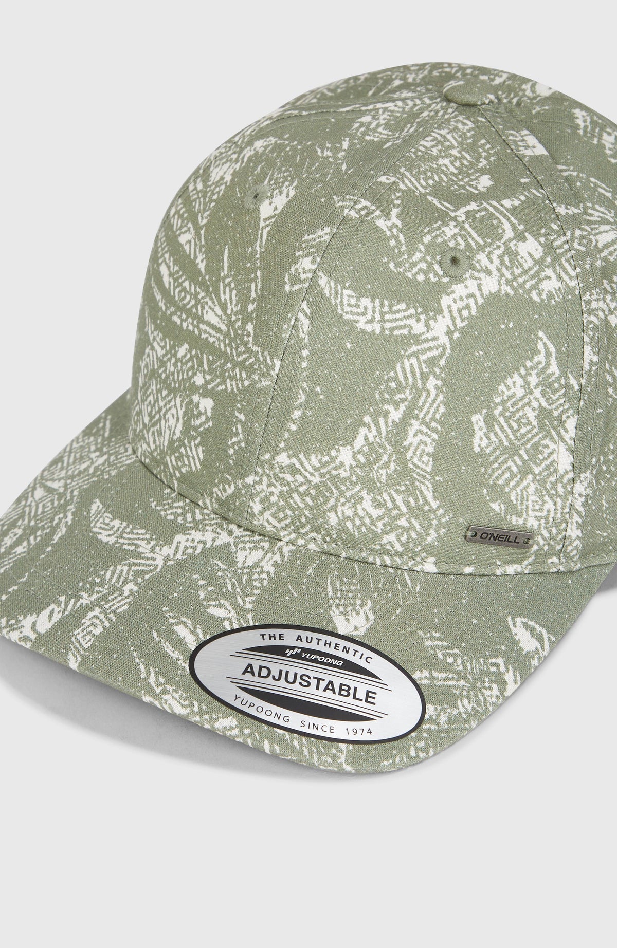 Nahaufnahme der grünen Seacoast Cap mit Dschungelmuster in Weiß, Schirm und kleines Metall-Logo