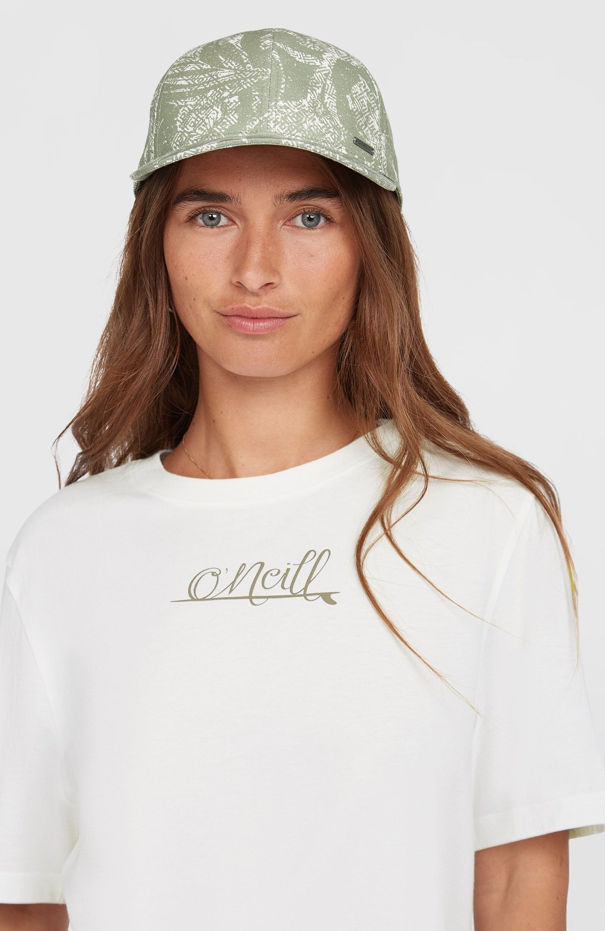 Seacoast Cap für Damen, grün mit Dschungelmuster in Weiß, Vorderansicht am Model