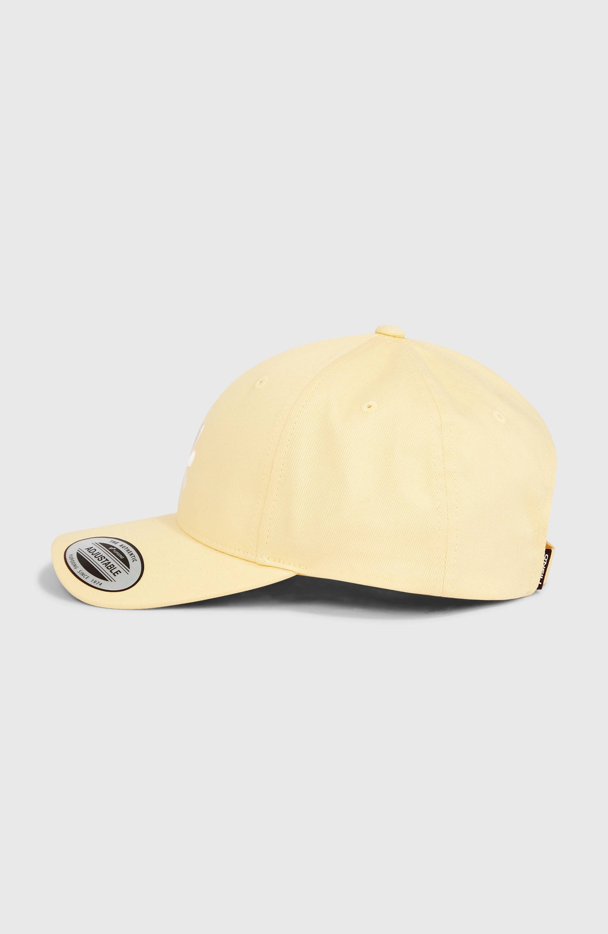 Beach Vintage Cap für Damen, gelb mit Blumen-Stickerei in Weiß, freigestellt in Seitenansicht