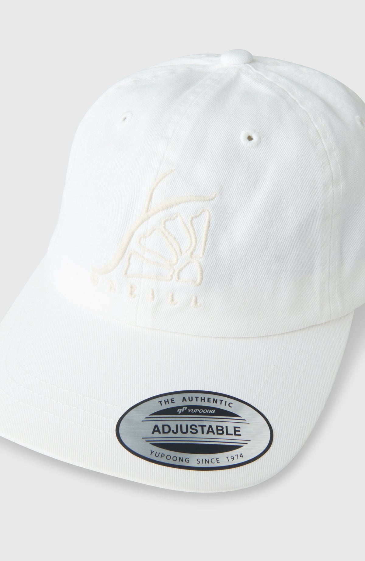 Women of the Wave Cap für Damen, weiß, Nahaufnahme der Vorderseite mit tonaler Stickerei