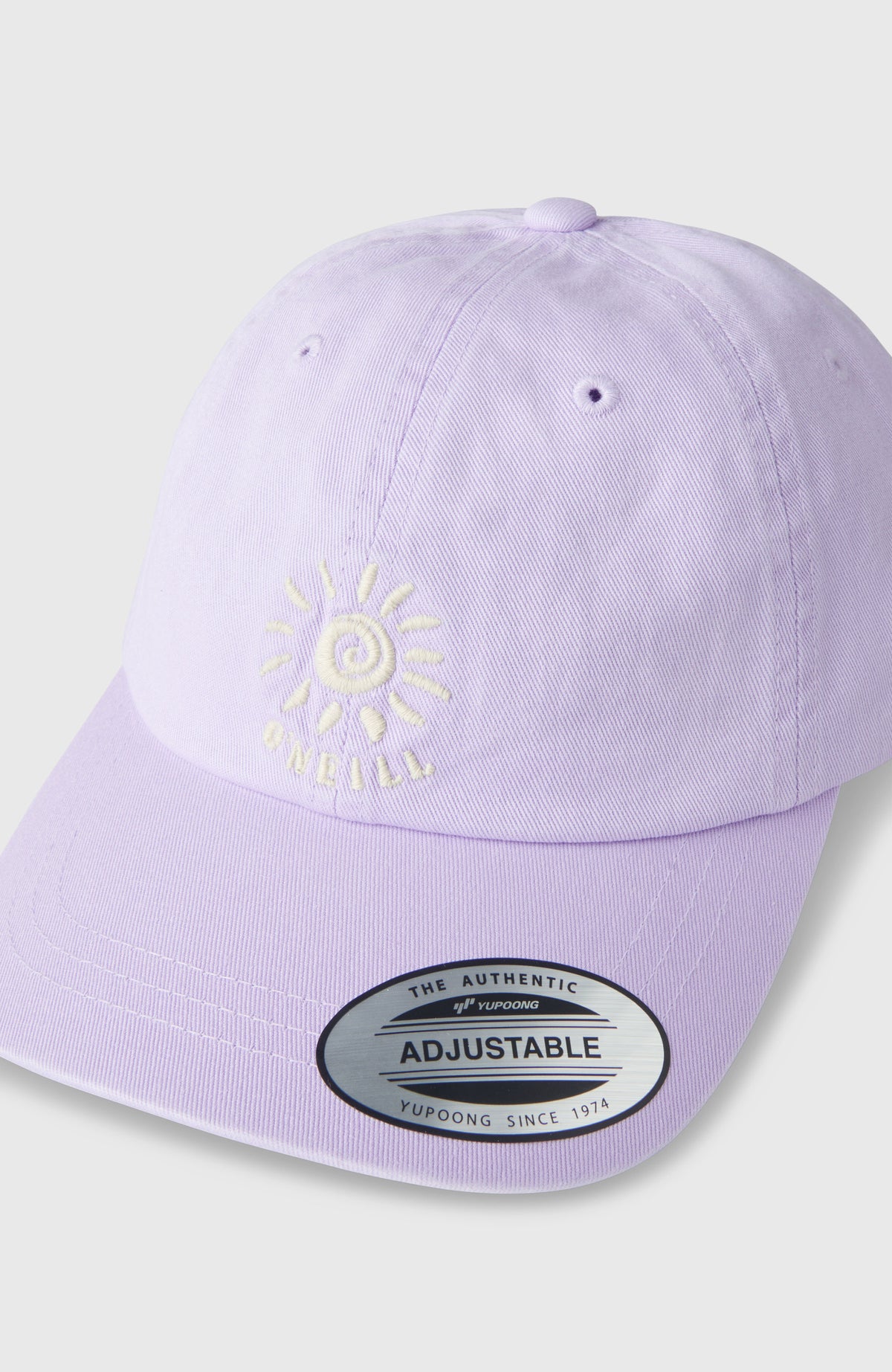 Nahaufnahme der lila Women of the Wave Cap für Damen, Schirm und gesticktes Logo