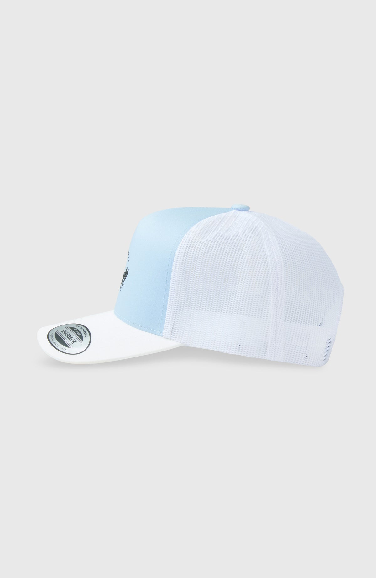 Seacoast Trucker Cap für Damen, blau mit Logo-Print in Schwarz, freigestellt in der Seitenansicht