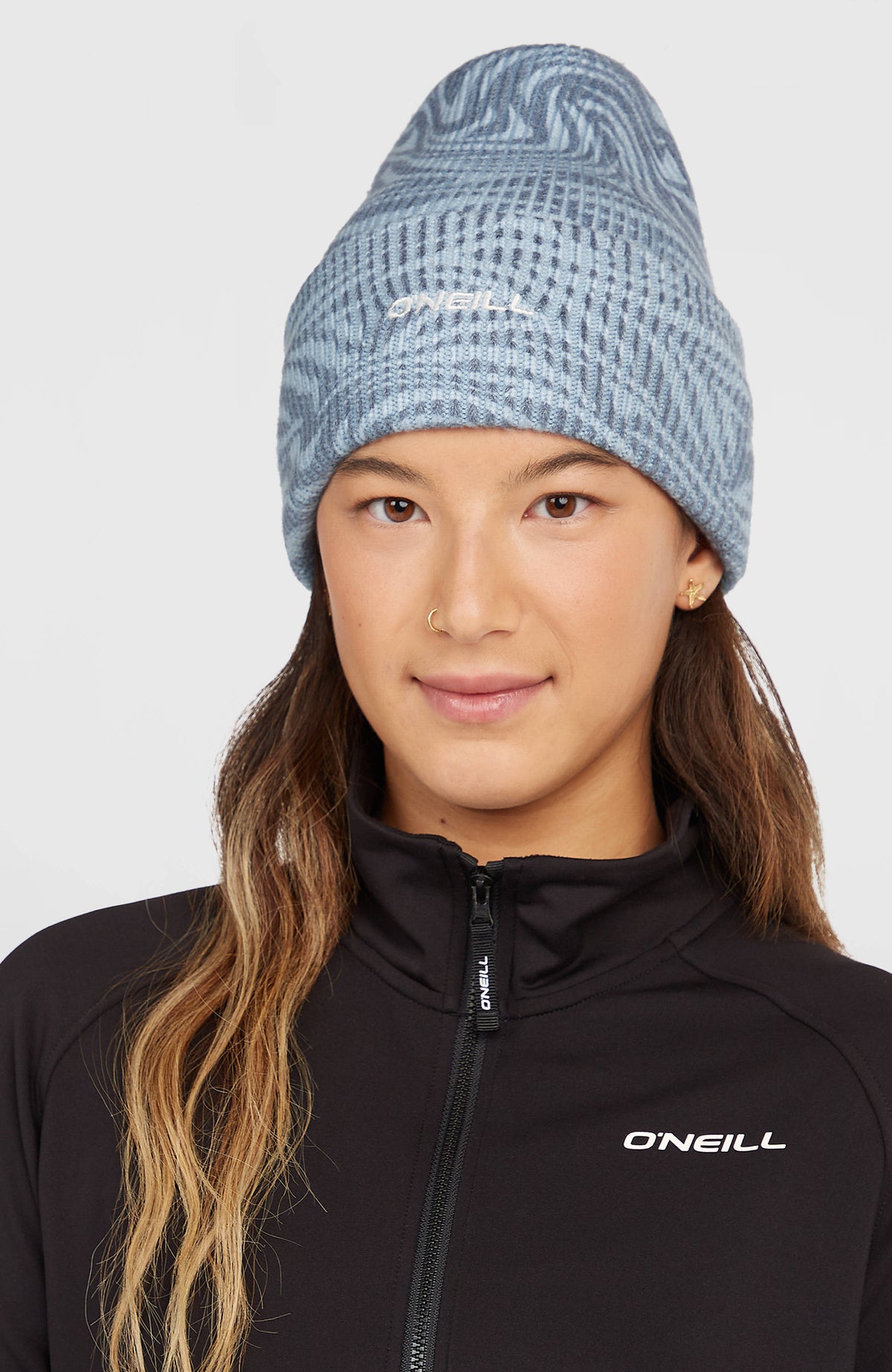 FWC'Cruz Beanie für Damen, blau mit Zebramuster in Hellblau, getragen am Model in Vorderansicht