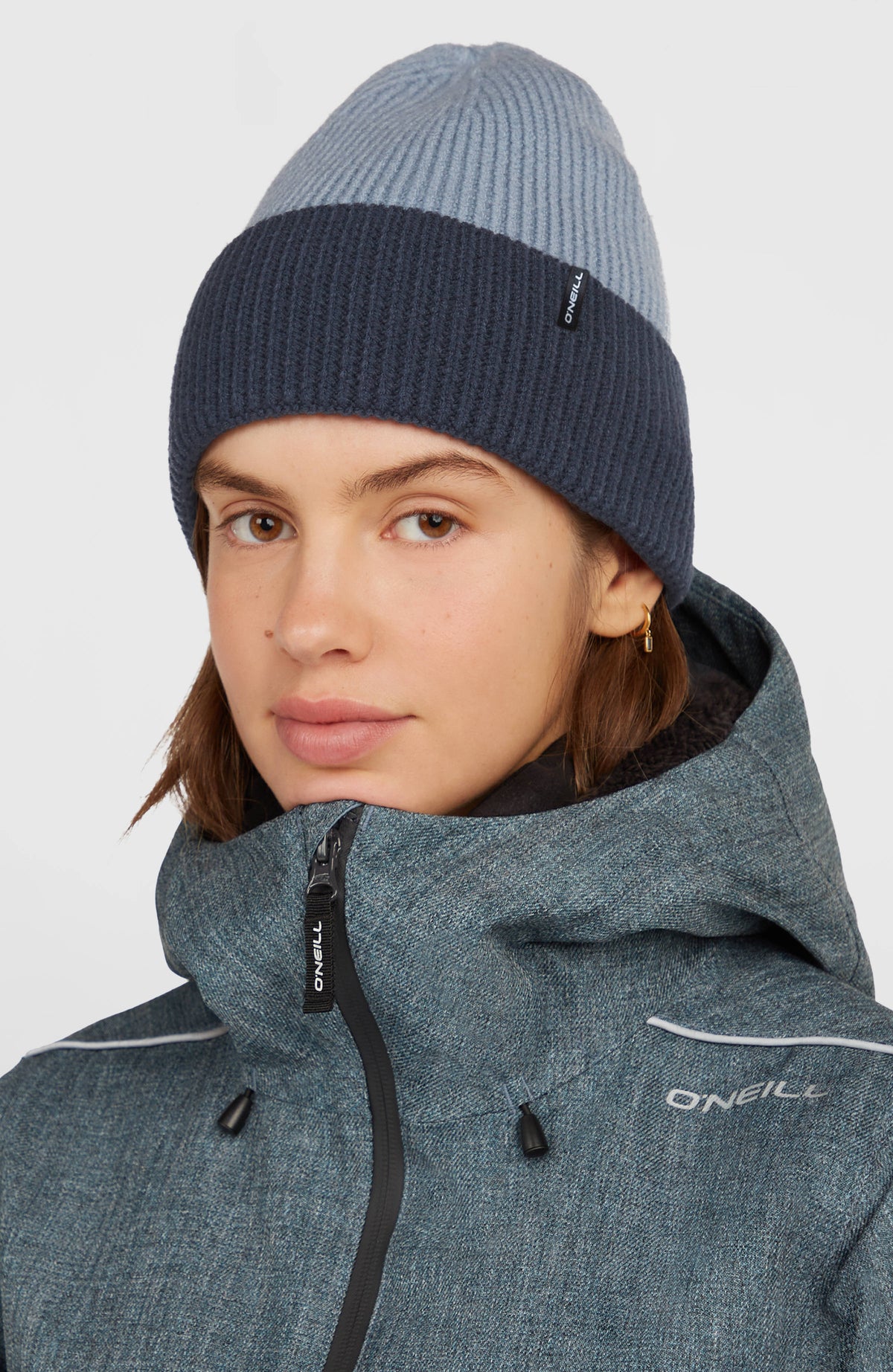 FWC'Cruz Colourblock Beanie für Damen, blau, getragen am Model in frontaler Ansicht