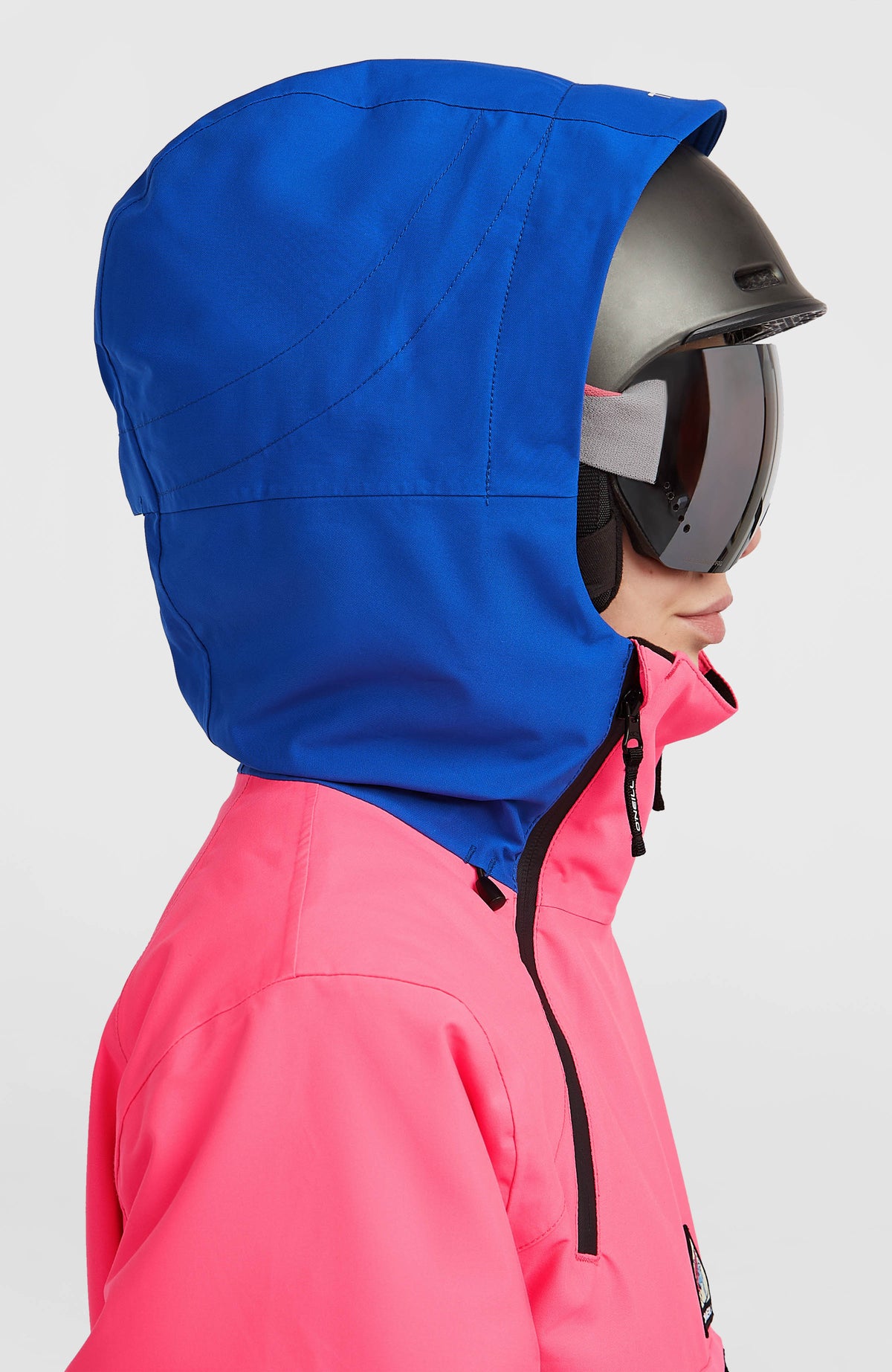 FWC'Play Overall für Damen in Pink, Seitenansicht mit aufgesetzter Kapuze am Model