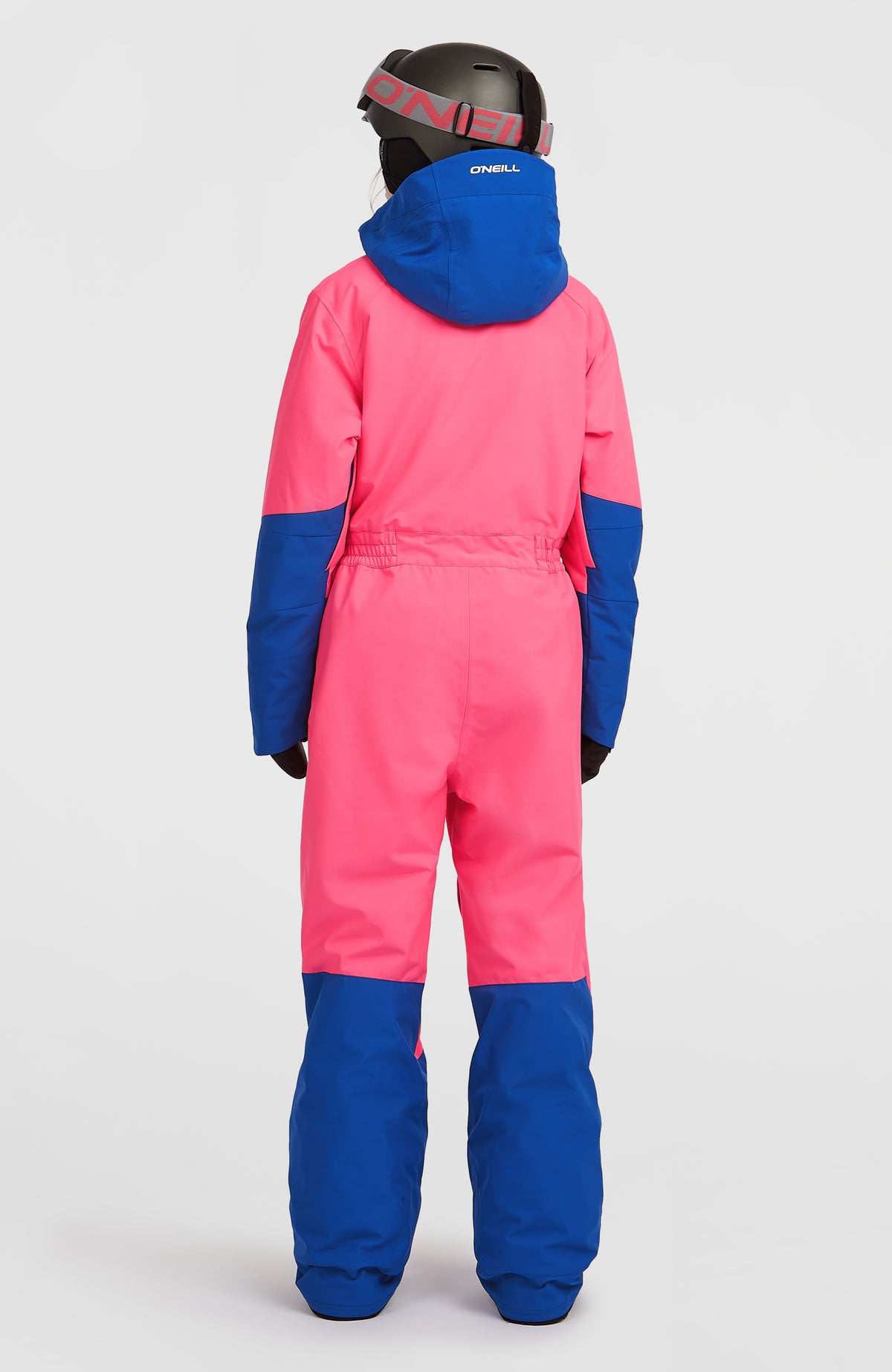 FWC'Play Overall für Damen in Pink, getragen am Model, Rückansicht mit blauer Kapuze