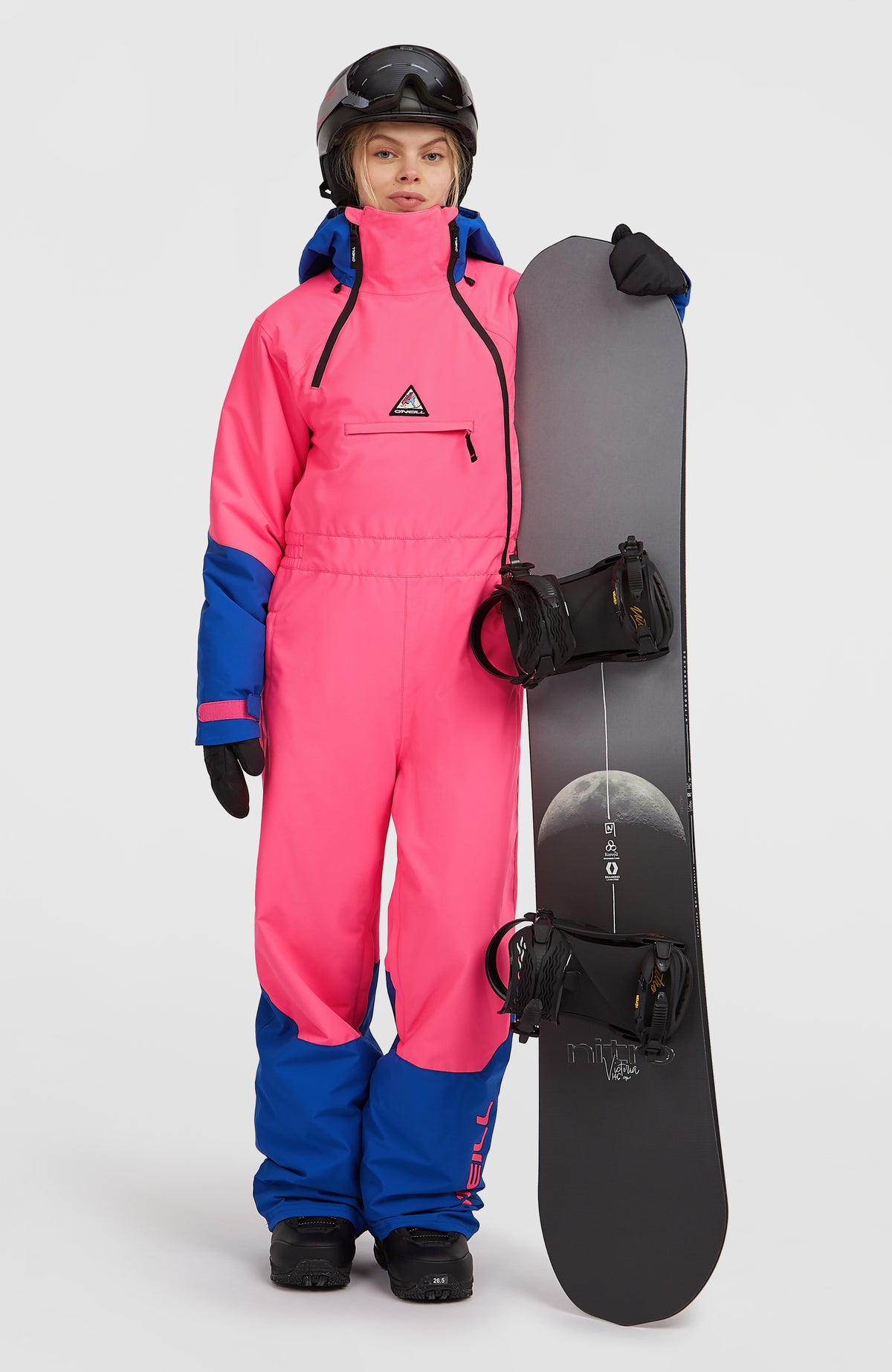 O'Neill FWC'Play Overall für Damen in Pink, getragen am Model, Ganzkörperansicht von vorne