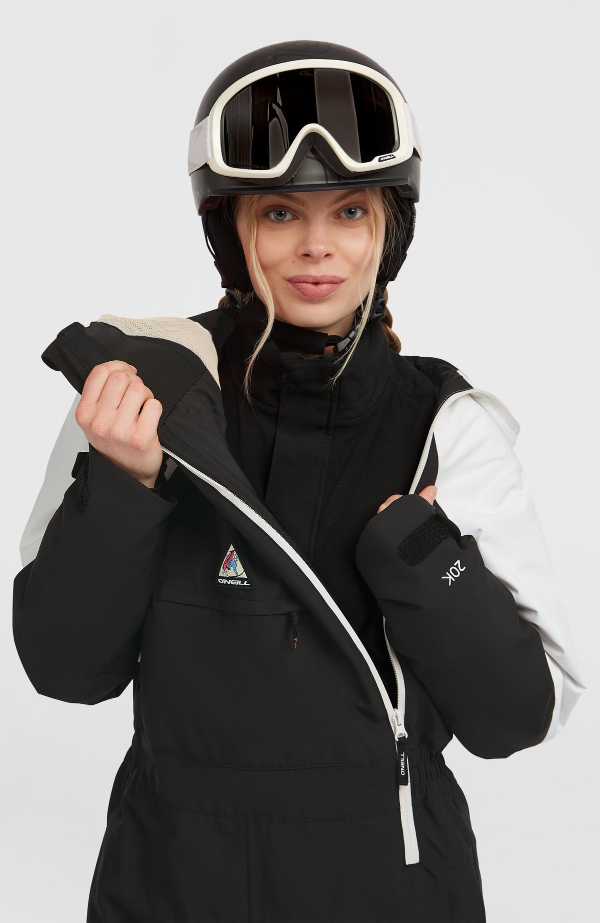 FWC'Play Overall für Damen, schwarz, Nahaufnahme mit geöffnetem Frontreißverschluss am Model