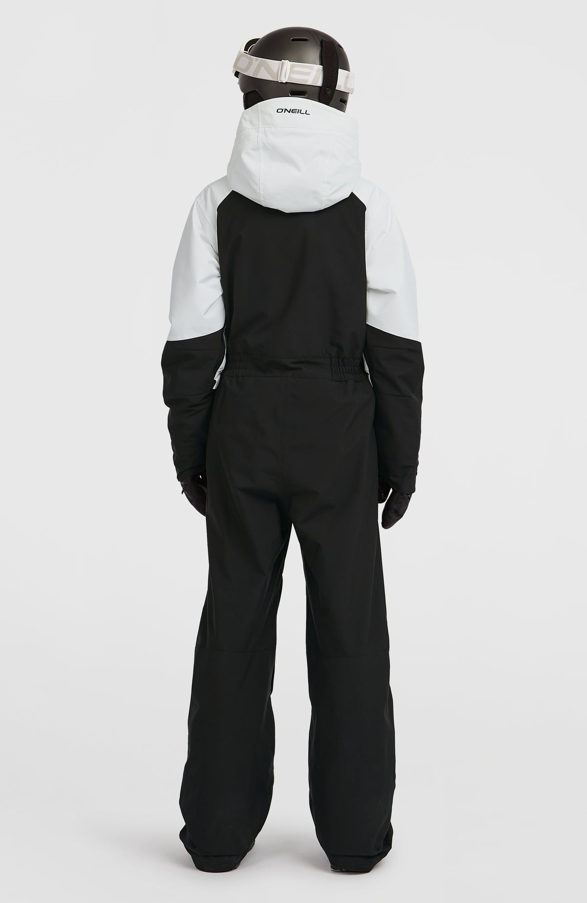 FWC'Play Overall für Damen, schwarz, Rückansicht am Model, elastischer Taillenbund