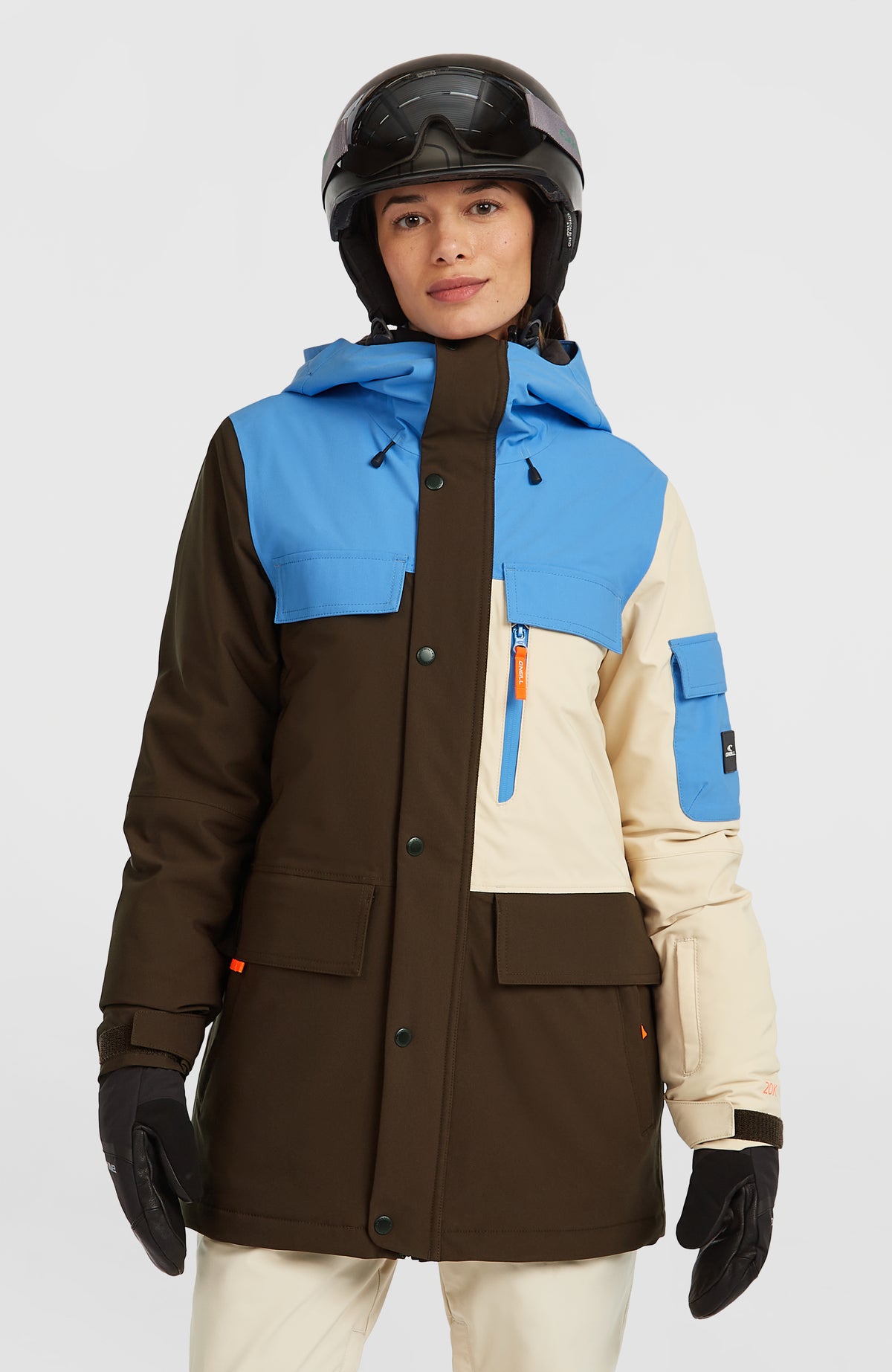 O'Neill FWC'Peak Pro Skijacke für Damen in Blau, getragen am Model, Vorderansicht mit Reißverschluss und Taschen