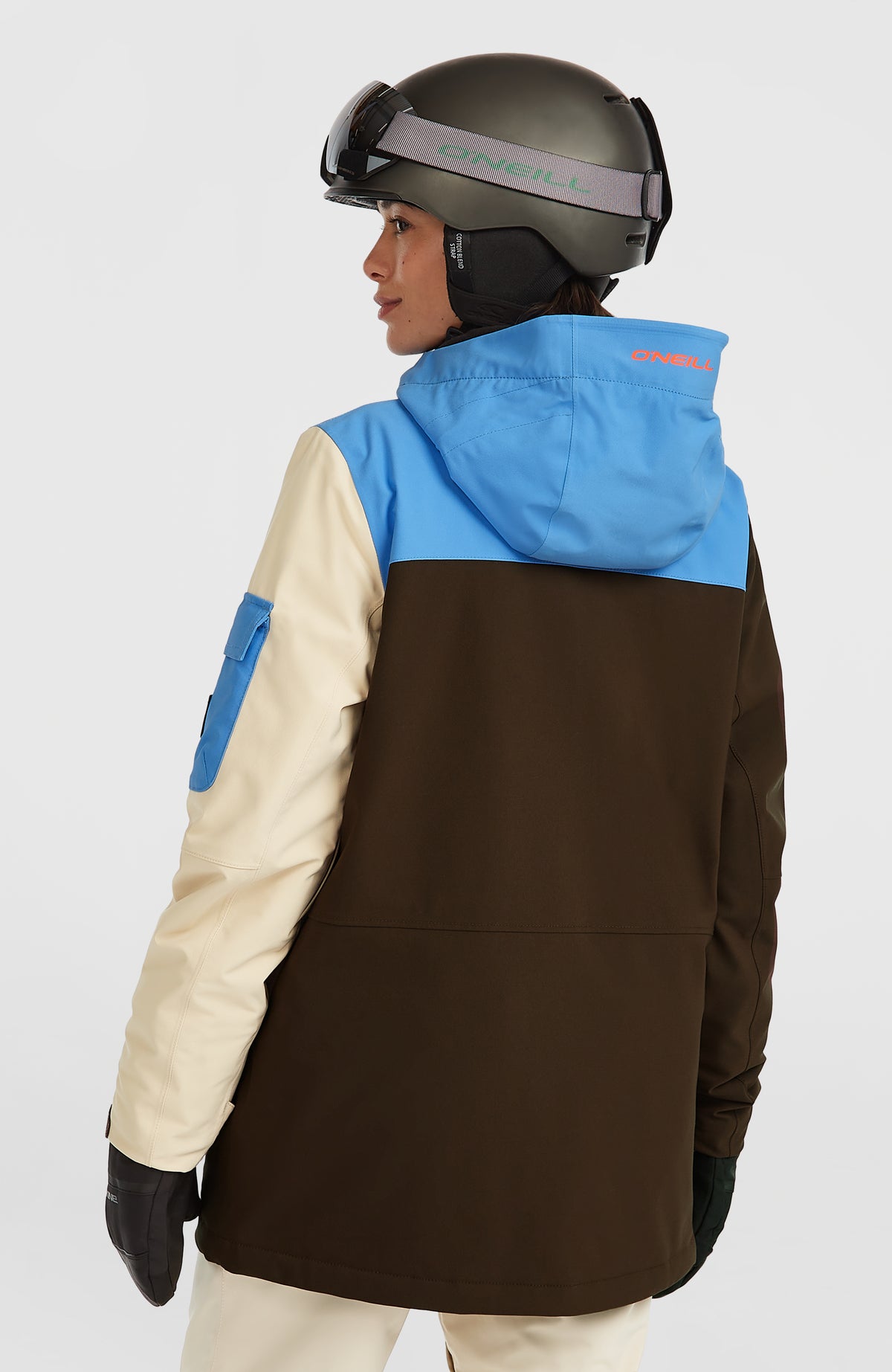 FWC'Peak Pro Skijacke für Damen in Blau, getragen am Model, Rückansicht mit Kapuze und Logo-Schriftzug