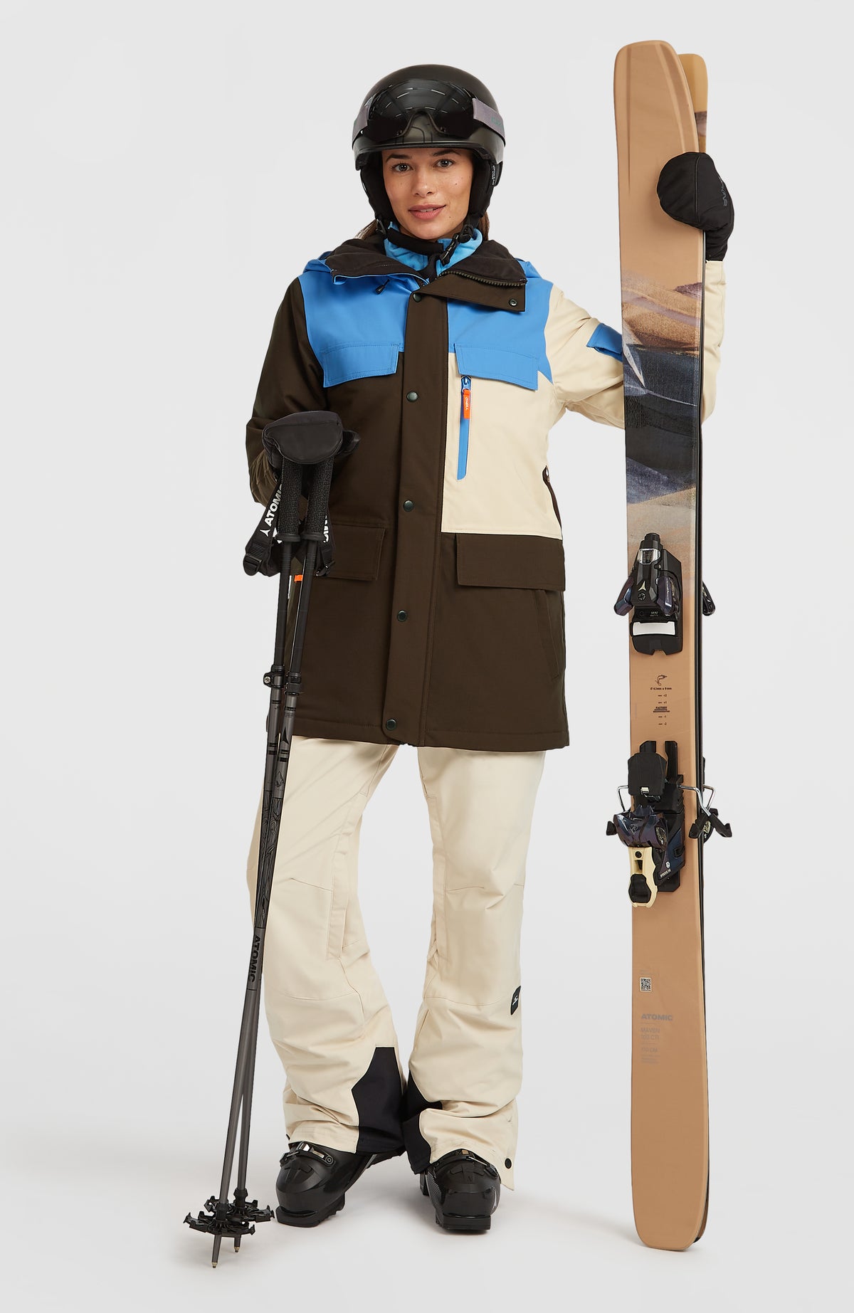 FWC'Peak Pro Skijacke für Damen in Blau, getragen am Model, Ganzkörperansicht von vorne mit Skiausrüstung