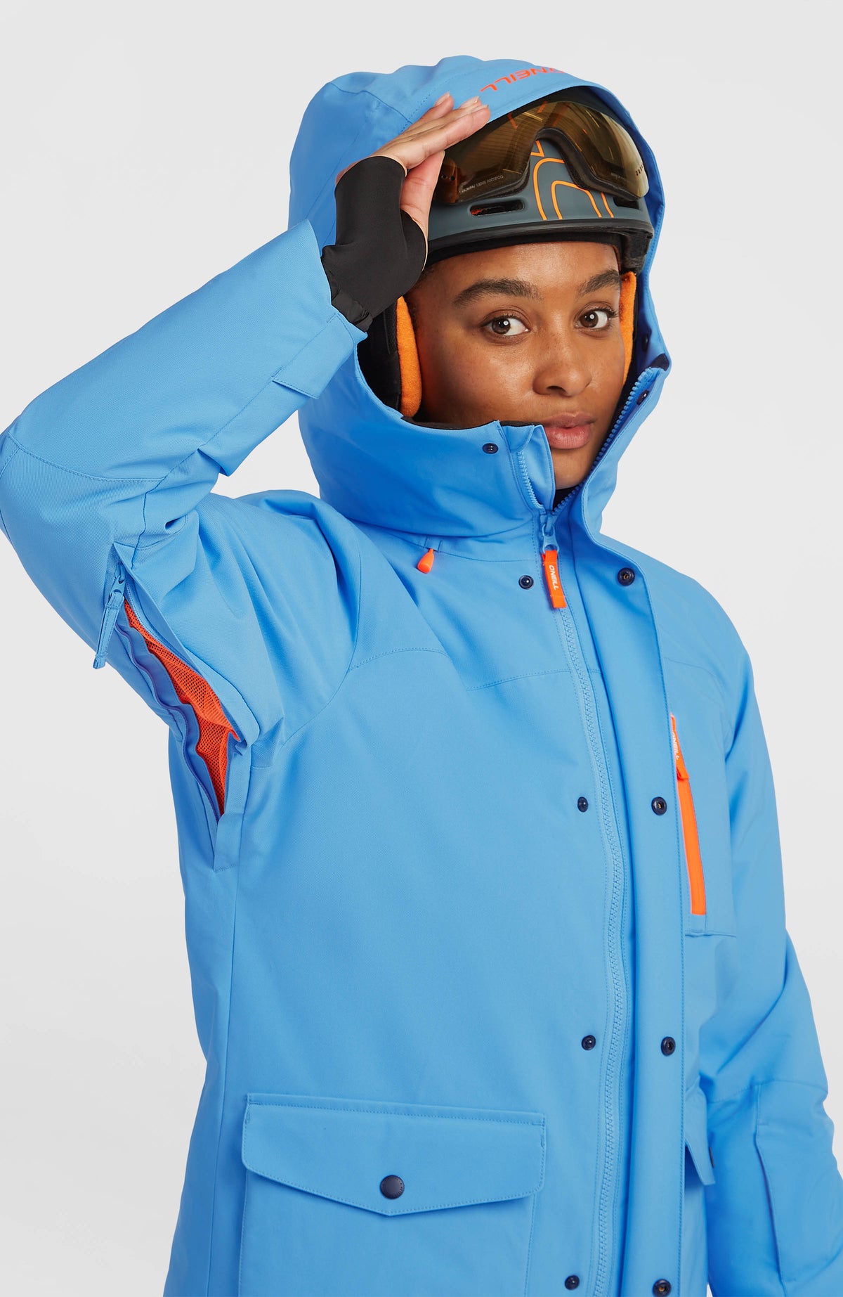 FWC'Peak Skijacke in Blau, Nahaufnahme am Model mit geöffnetem Belüftungsreißverschluss