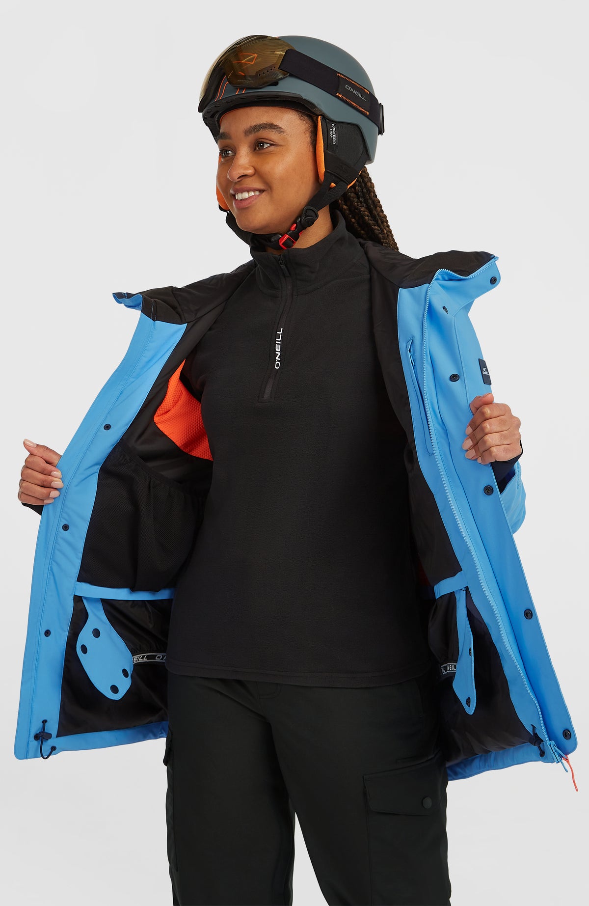 Blaue FWC'Peak Skijacke für Damen, Vorderansicht am Model mit geöffneter Jacke und Innenfutter