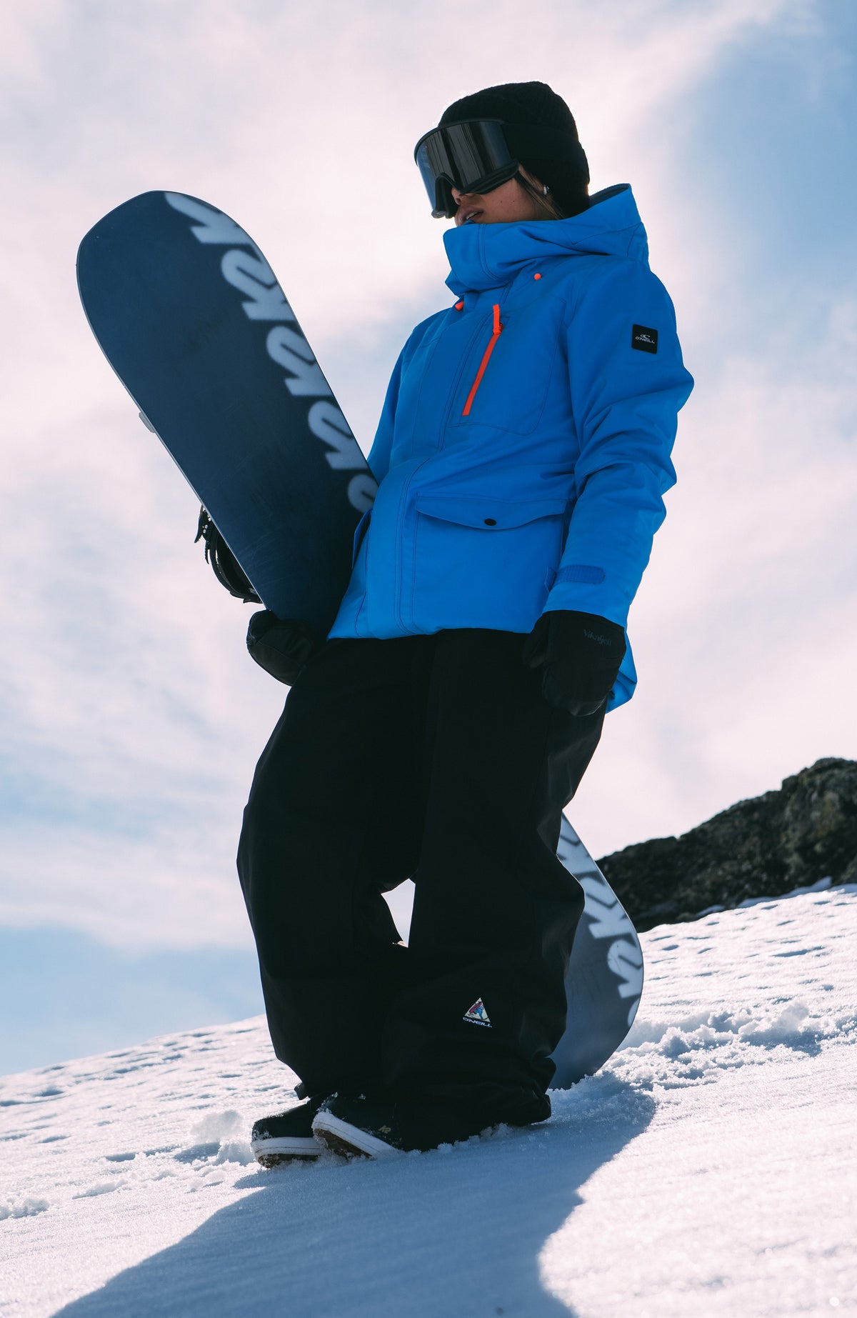 FWC'Peak Skijacke für Damen in Blau, Ganzkörperansicht im Schnee mit Snowboard