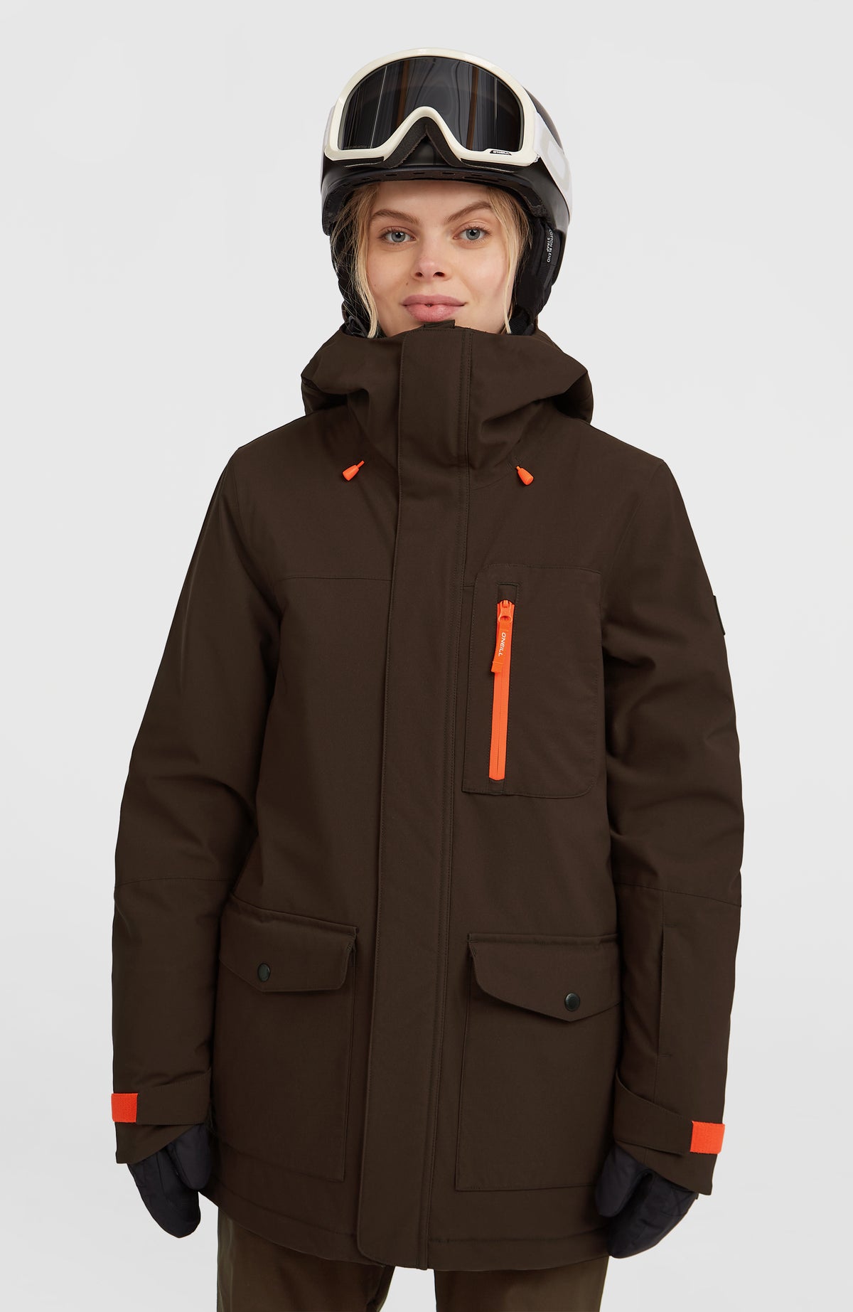 O'Neill FWC'Peak Skijacke für Damen, braun, Vorderansicht am Model mit Stehkragen und Brusttasche