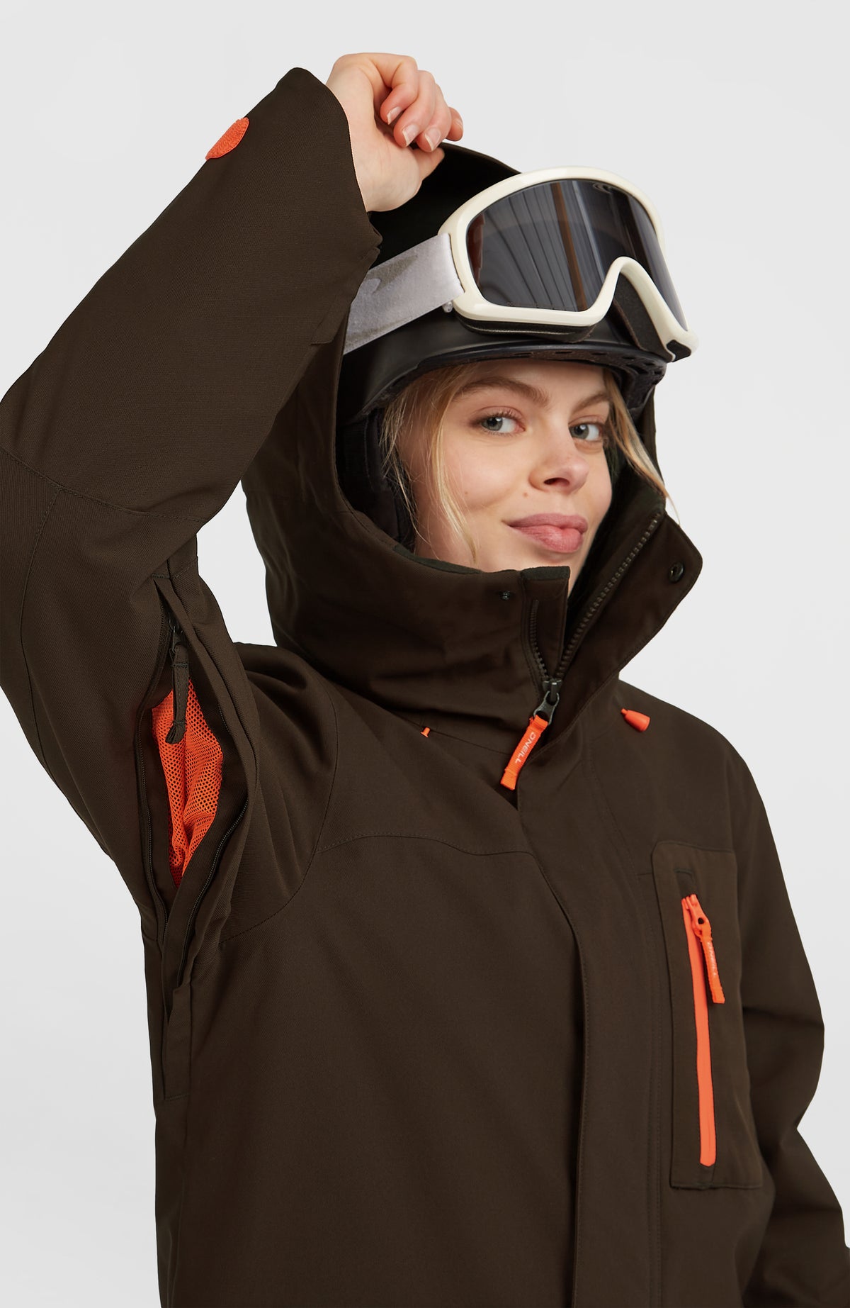 FWC'Peak Skijacke für Damen, braun, Detailansicht am Model mit geöffnetem Belüftungsreißverschluss