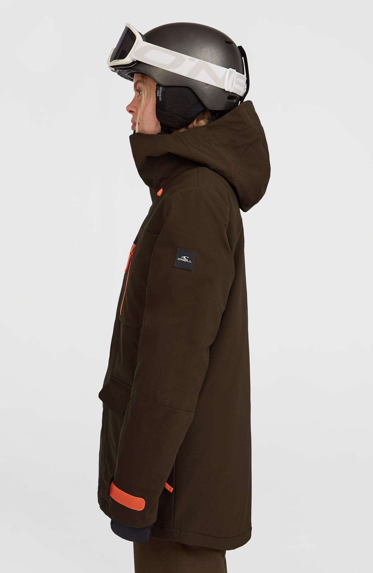 FWC'Peak Skijacke für Damen, braun, Seitenansicht am Model mit Logo-Patch am linken Ärmel