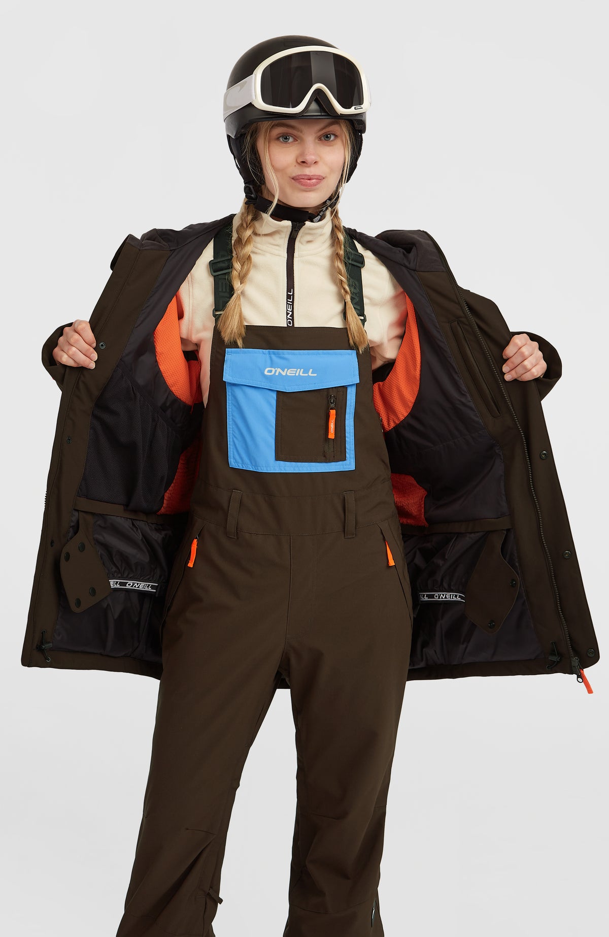 FWC'Peak Skijacke für Damen, braun, geöffnet am Model mit Blick auf das orangefarbene Innenfutter
